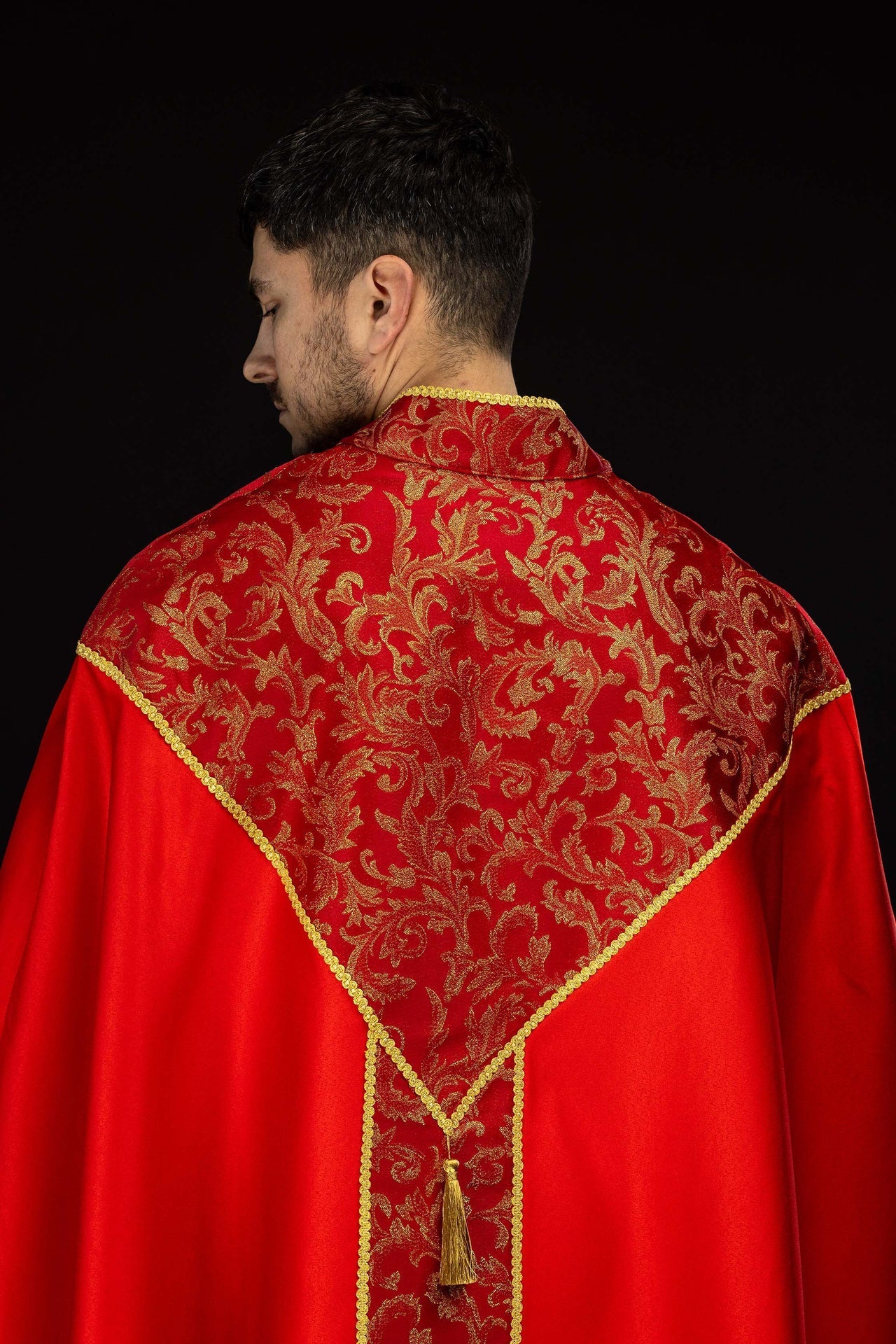 Capa de asperges vermelha adornada com tecido jacquard