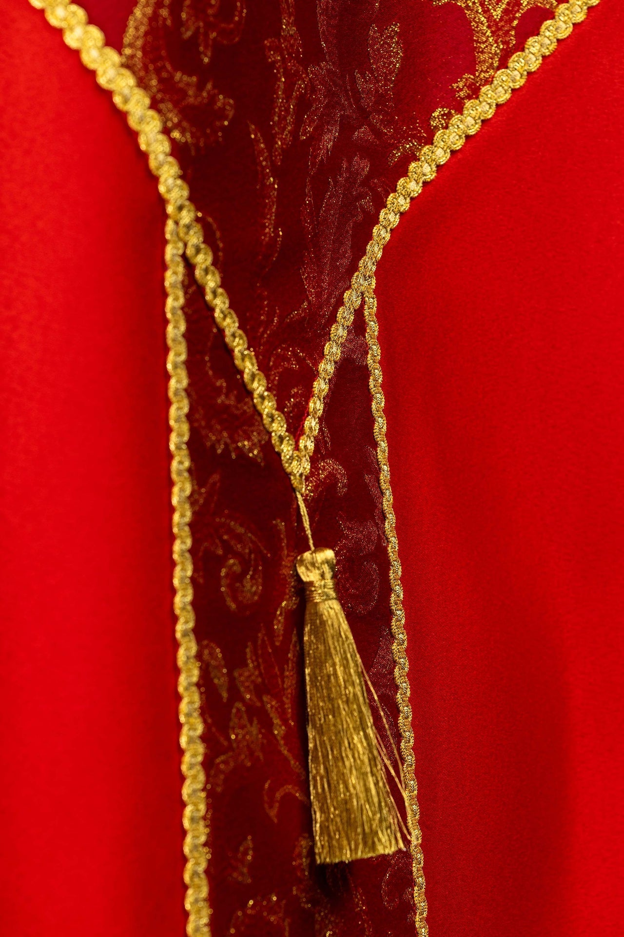 Capa de asperges vermelha adornada com tecido jacquard