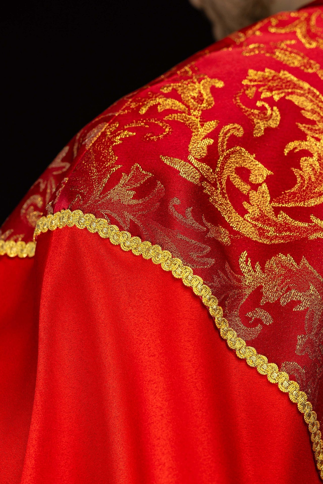 Capa de asperges vermelha adornada com tecido jacquard
