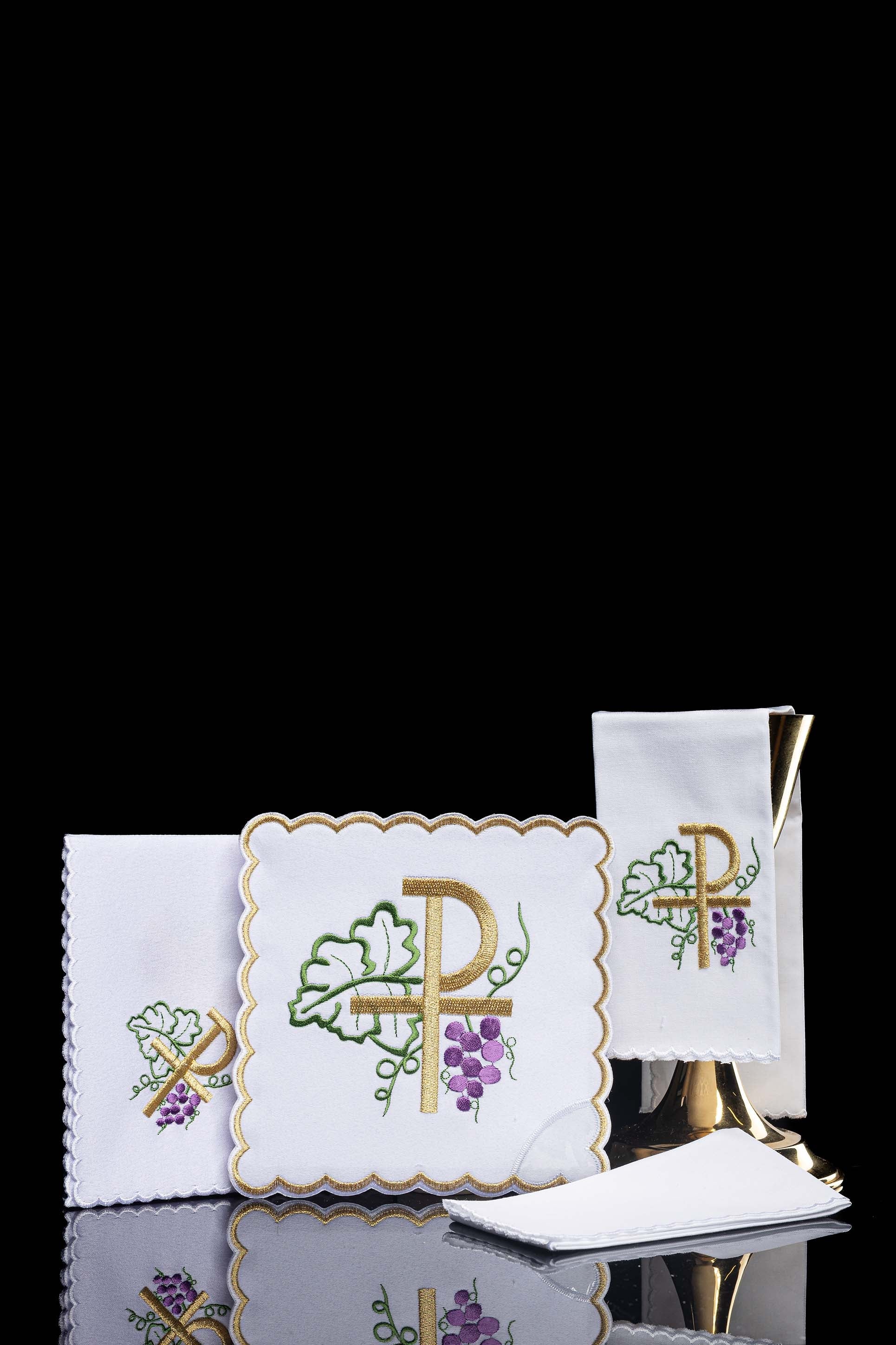 Conjunto de alfaias litúrgicas com bordado PAX e uvas