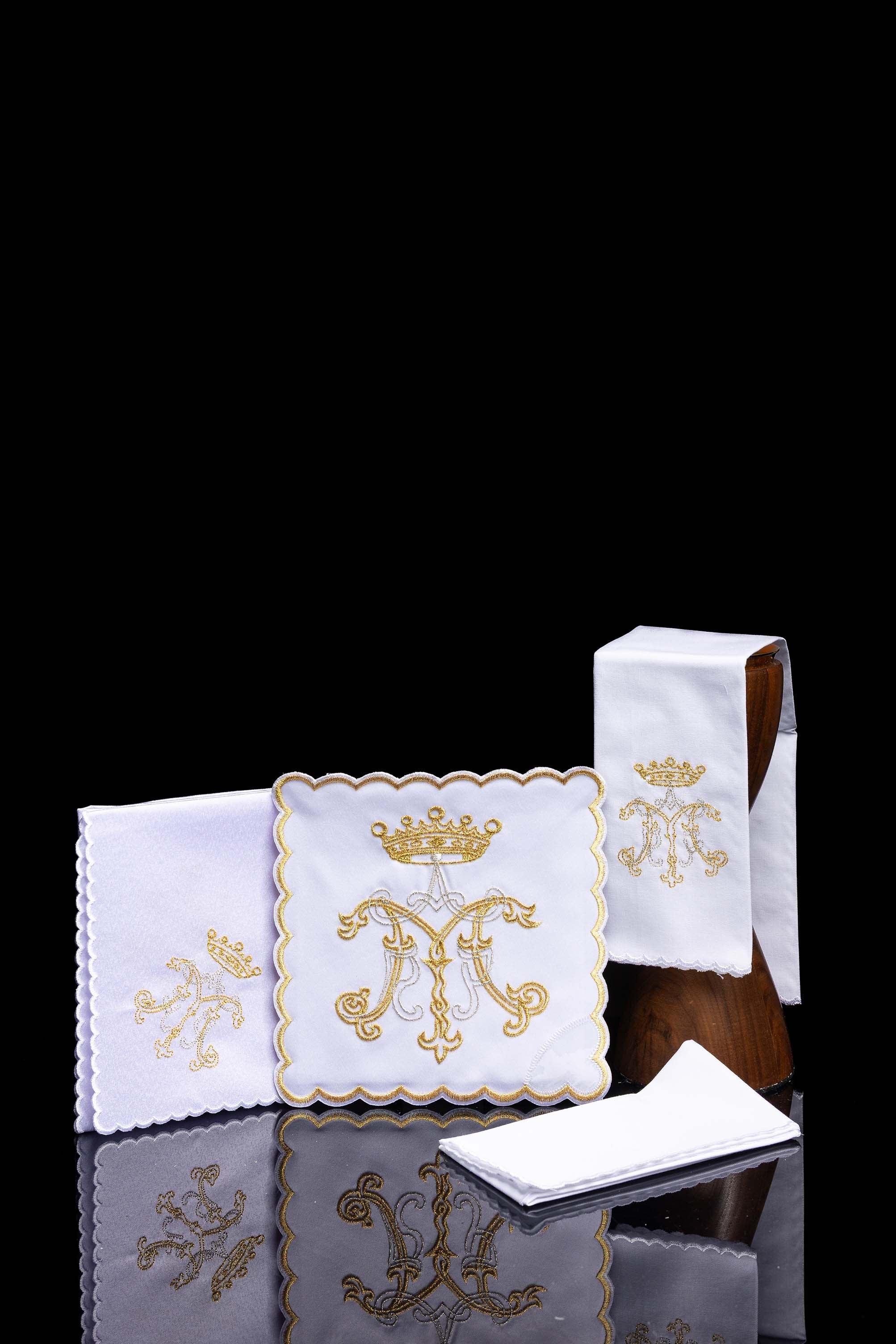 Conjunto de alfaias litúrgicas com bordado mariano dourado