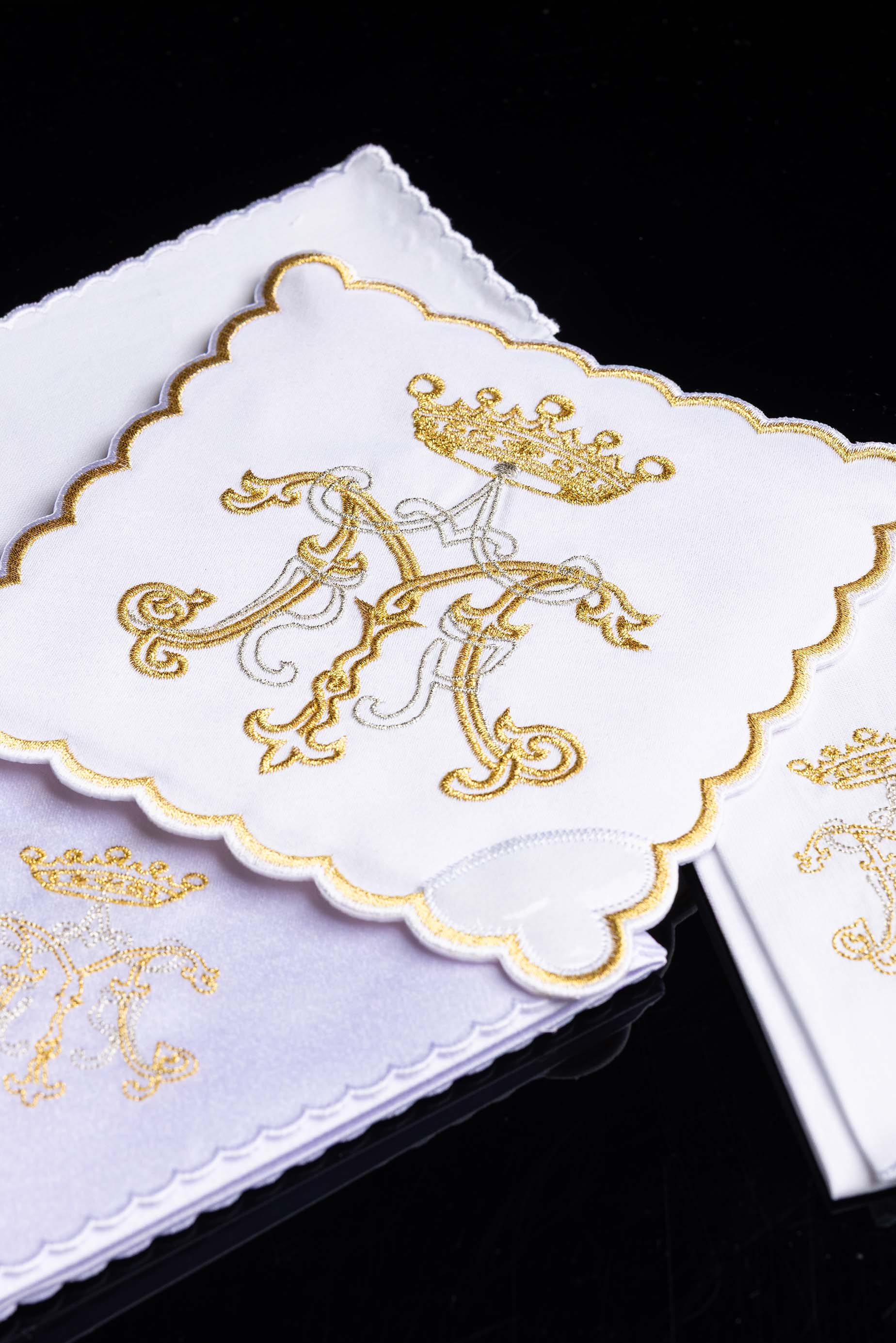 Conjunto de alfaias litúrgicas com bordado mariano dourado