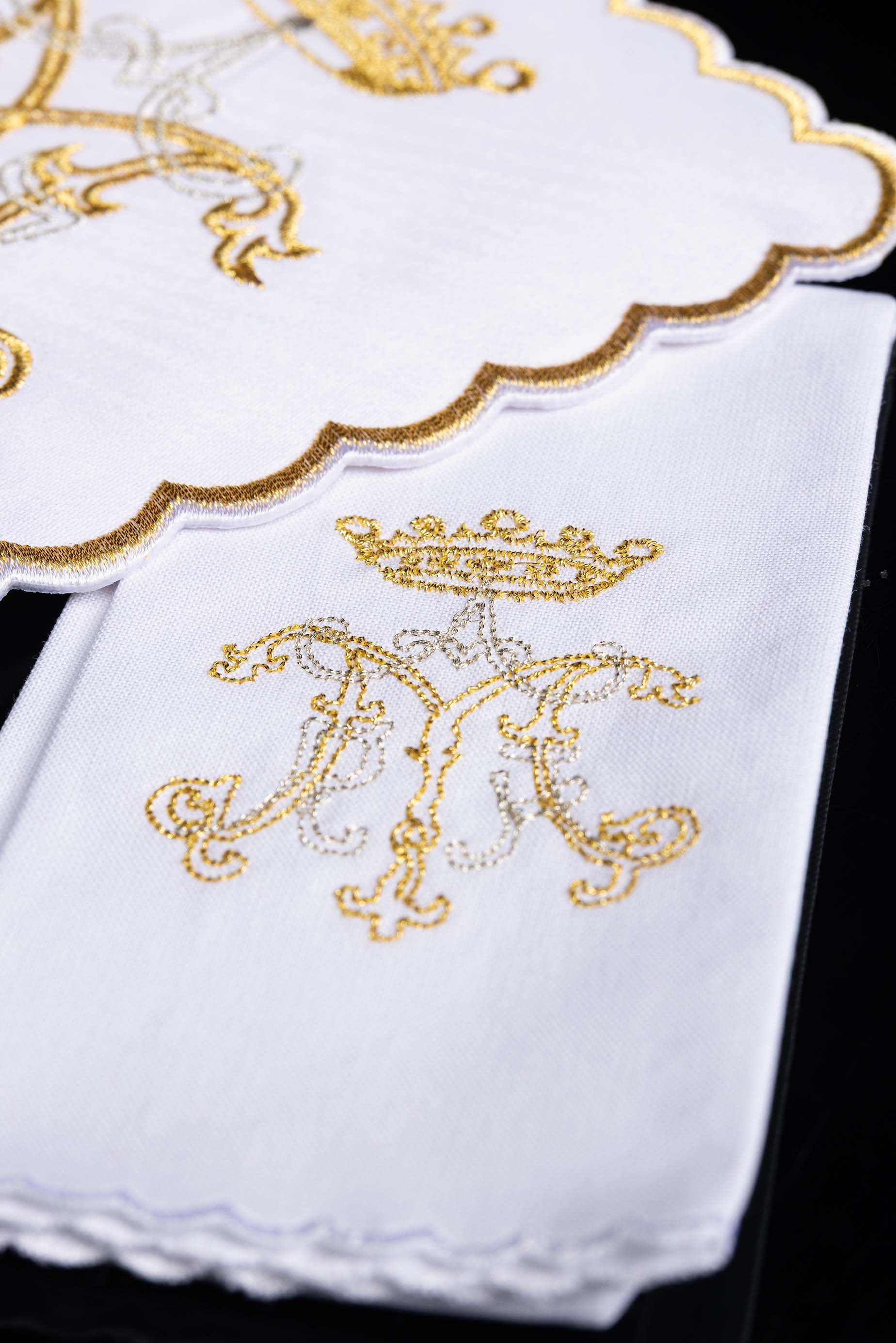 Conjunto de alfaias litúrgicas com bordado mariano dourado