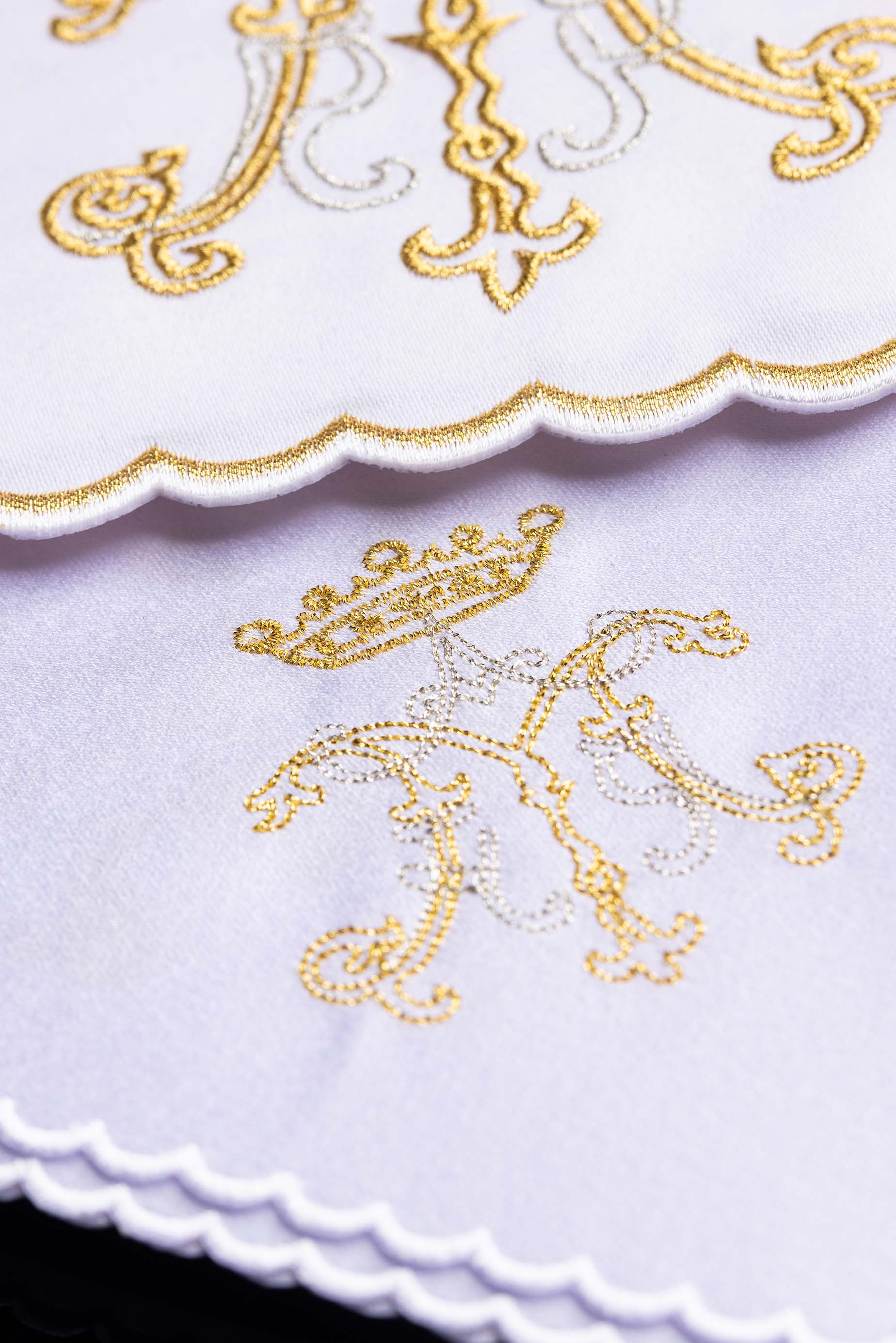 Conjunto de alfaias litúrgicas com bordado mariano dourado
