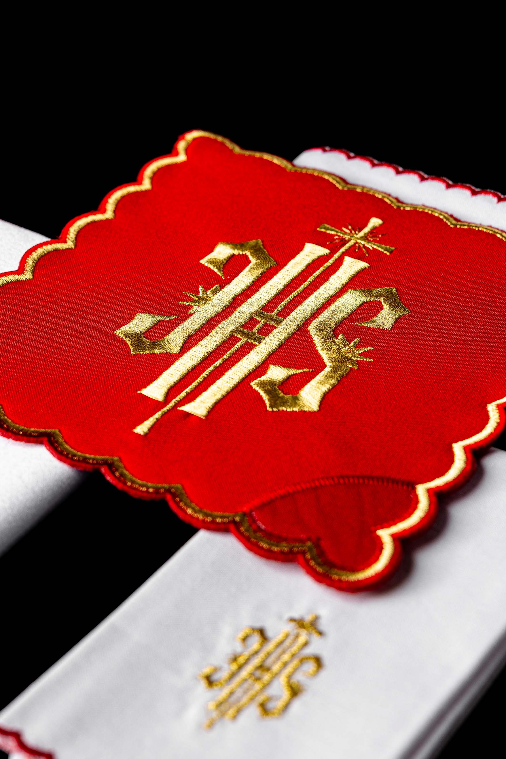 Conjunto de Alfaias Litúrgicas Bordado IHS Vermelho - chasubles.com.br