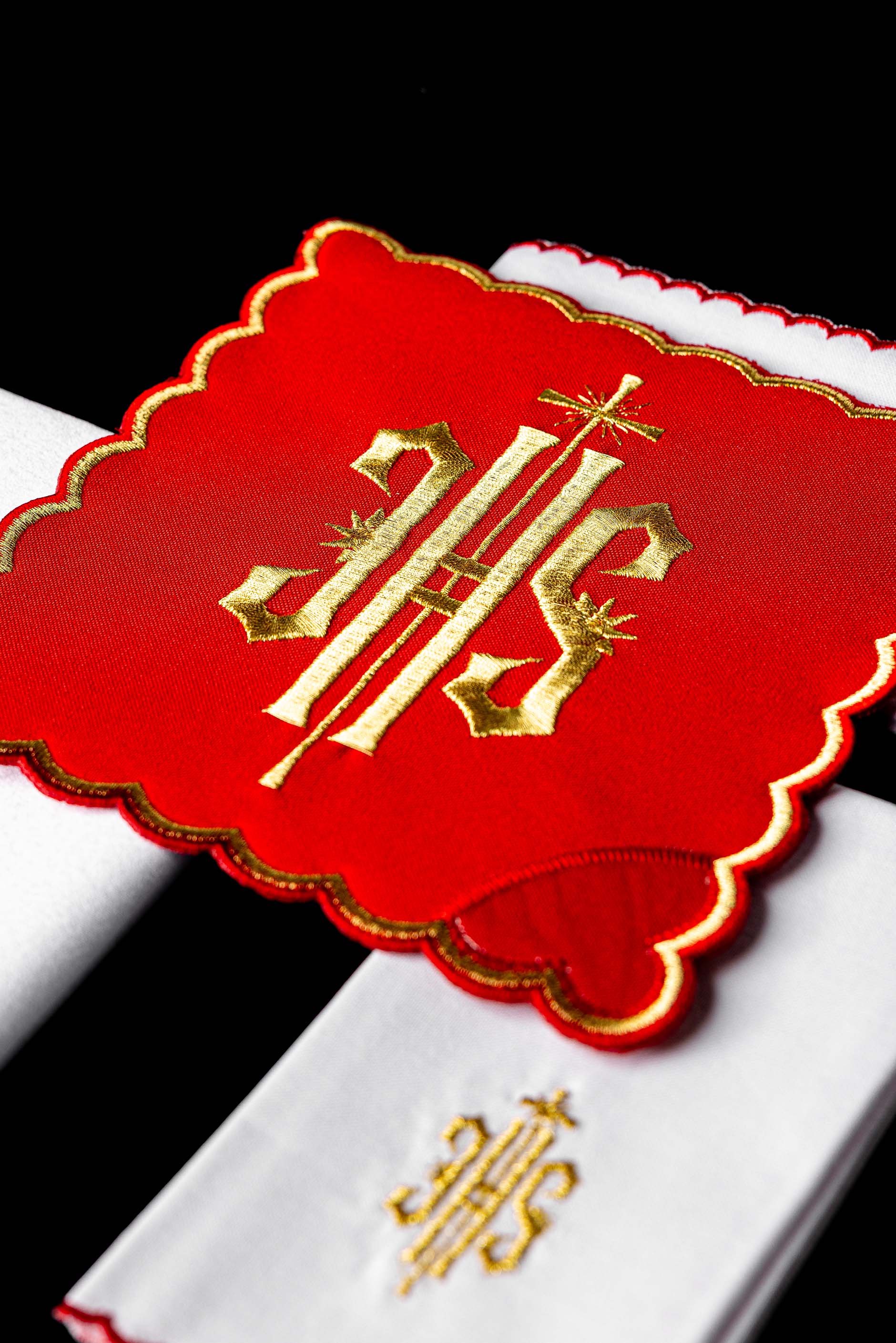 Conjunto de Alfaias Litúrgicas Bordado IHS Vermelho - chasubles.com.br