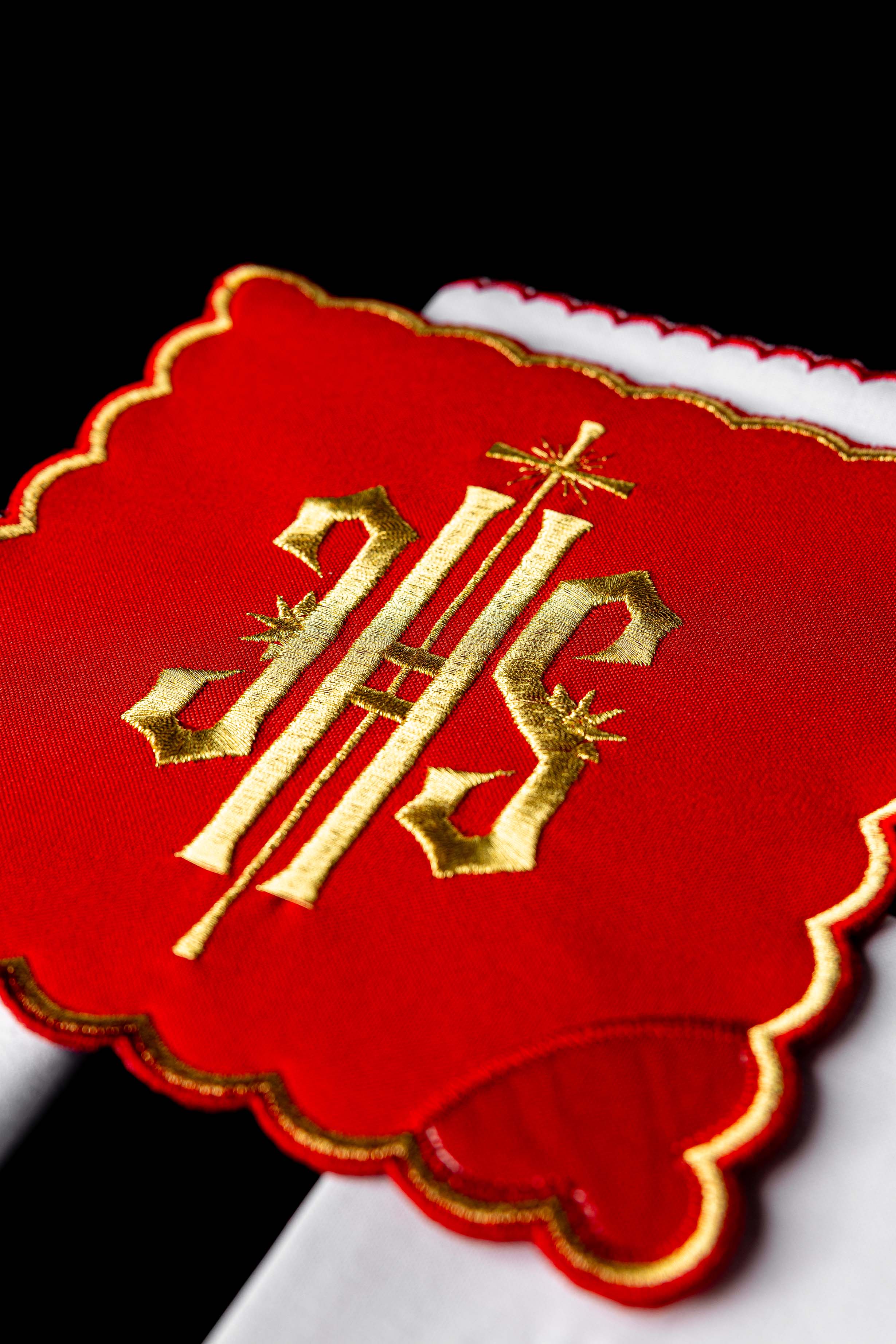 Conjunto de Alfaias Litúrgicas Bordado IHS Vermelho - chasubles.com.br