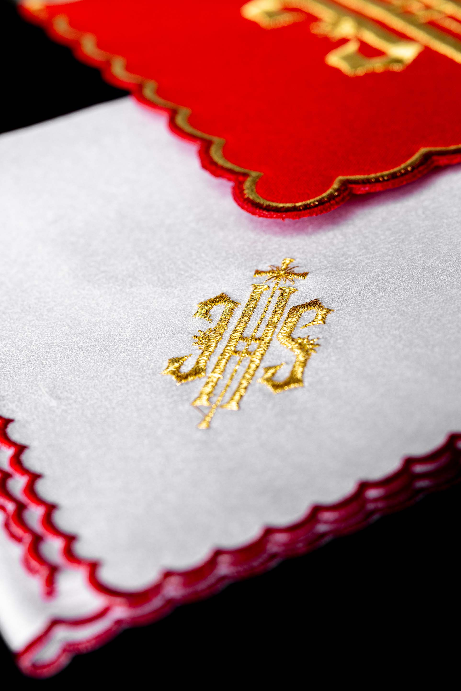 Conjunto de Alfaias Litúrgicas Bordado IHS Vermelho - chasubles.com.br