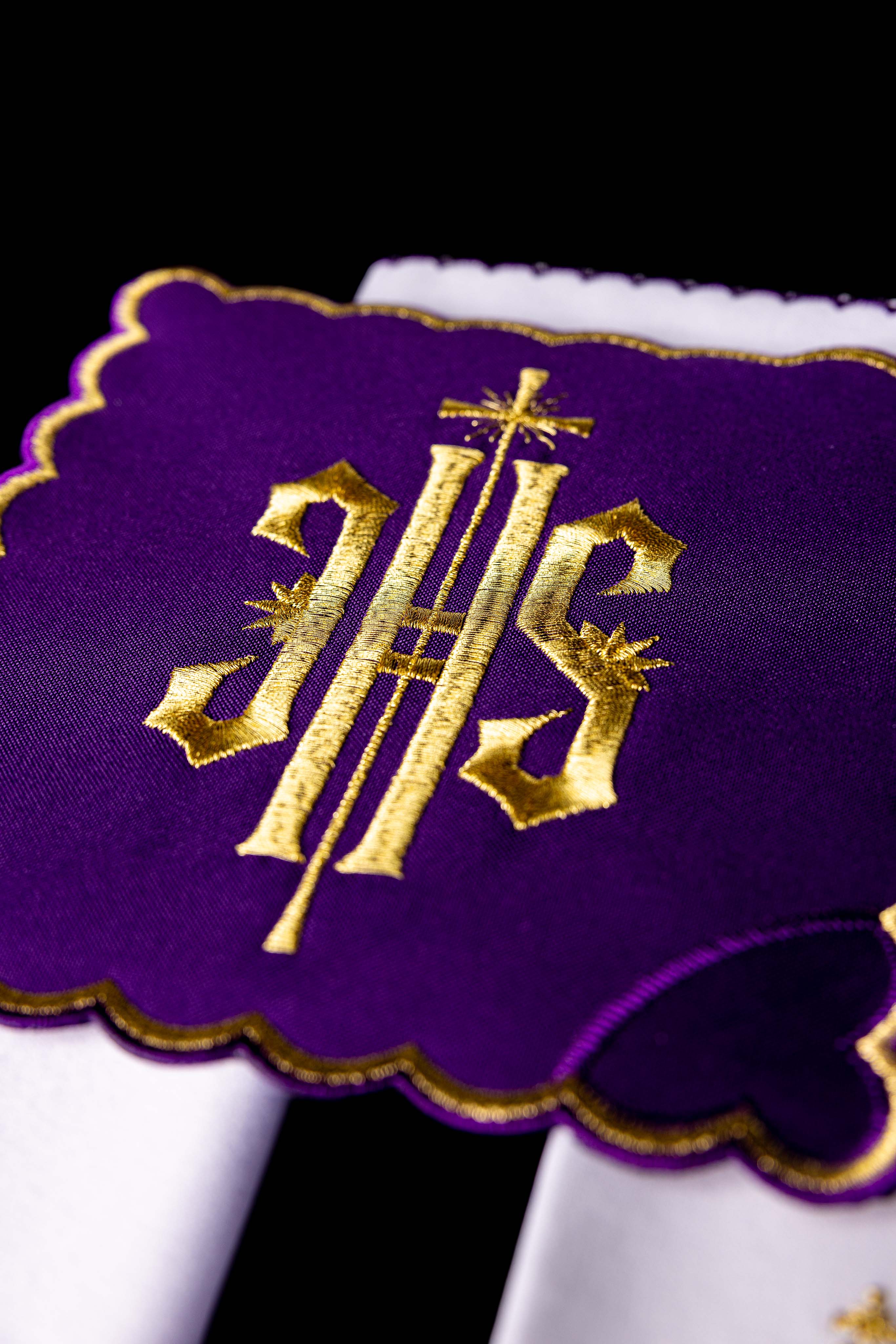 Conjunto de alfaias litúrgicas bordado IHS roxo
