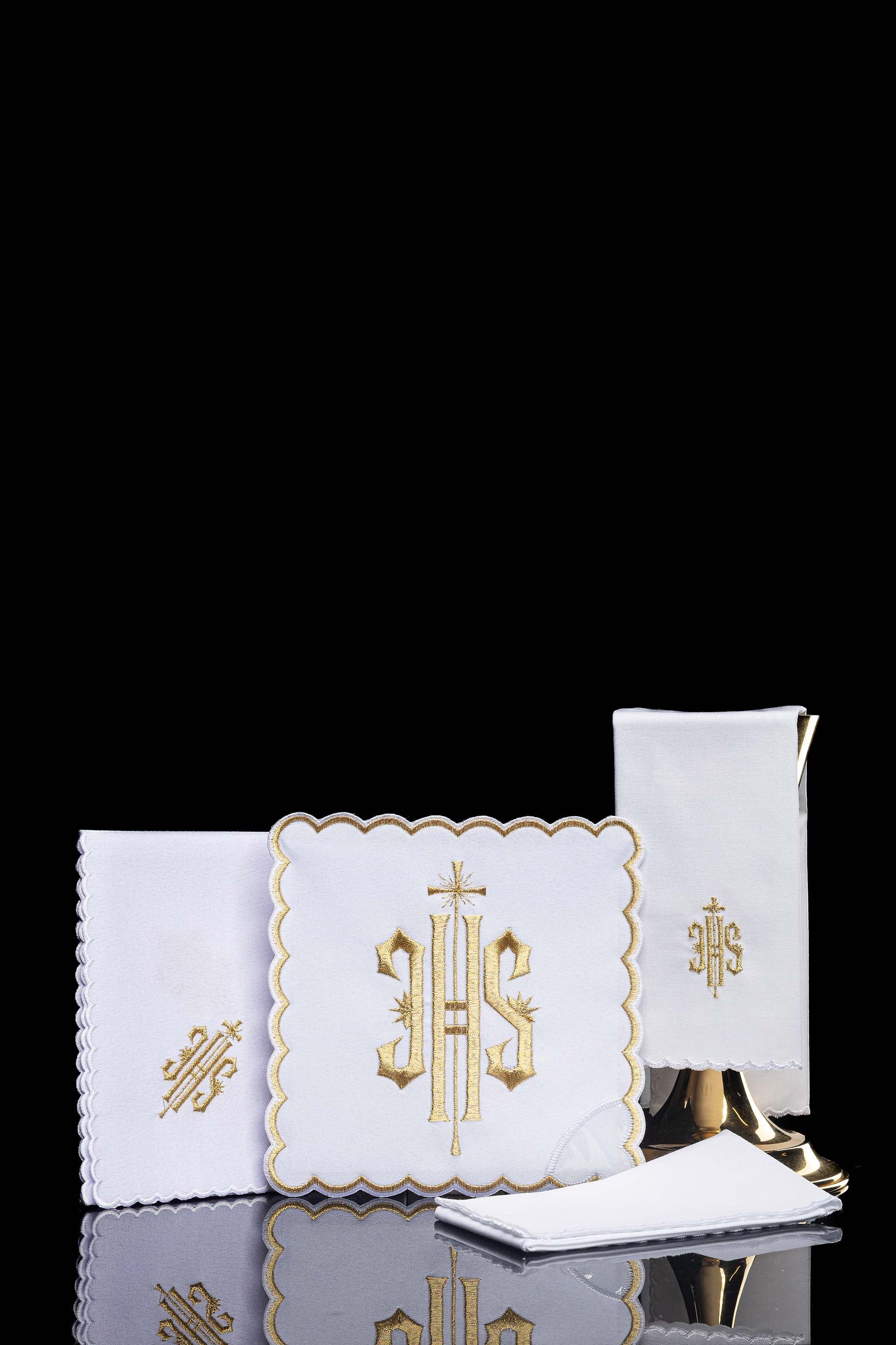 Conjunto de alfaias litúrgicas com acabamento dourado e bordado IHS