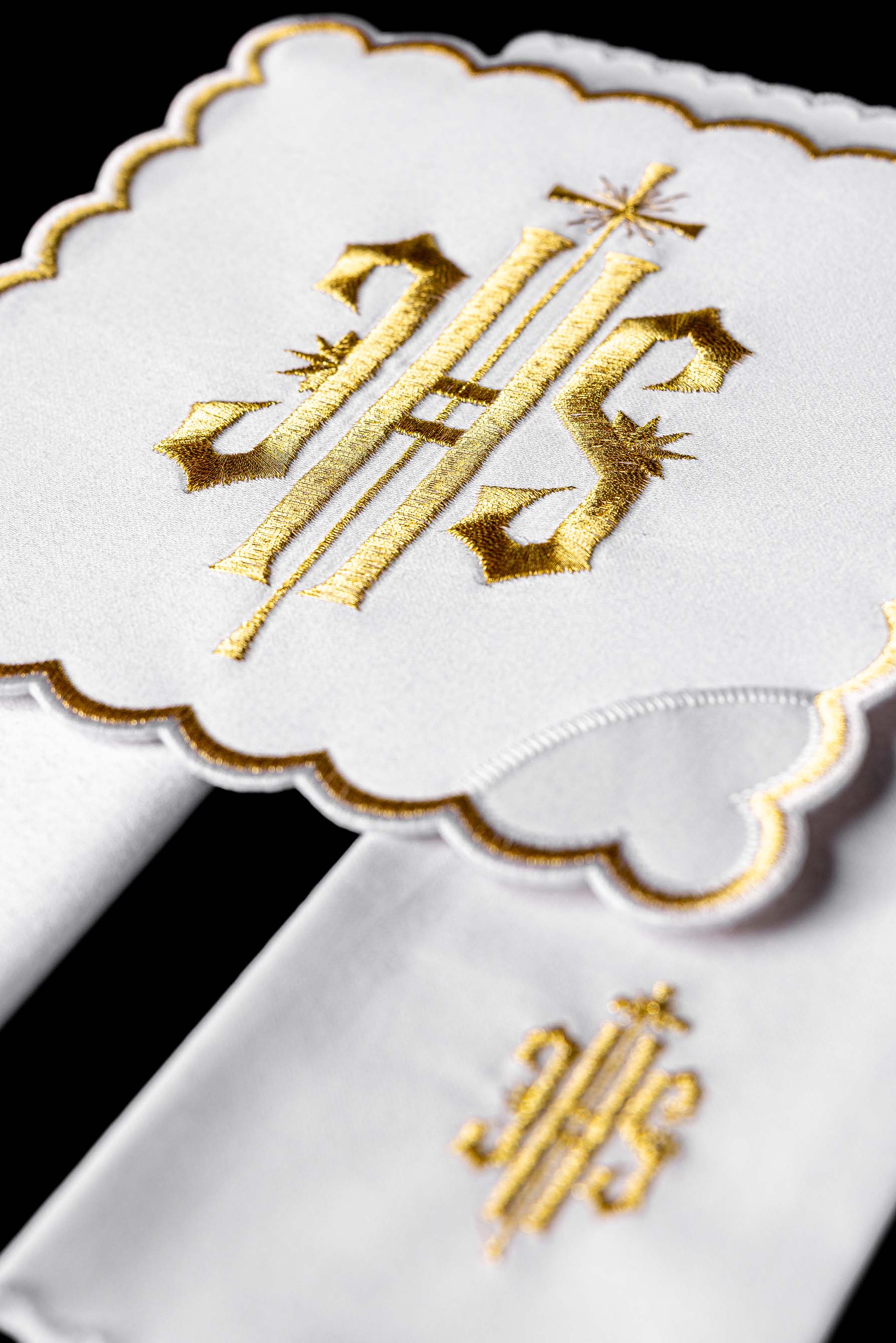 Conjunto de alfaias litúrgicas com acabamento dourado e bordado IHS