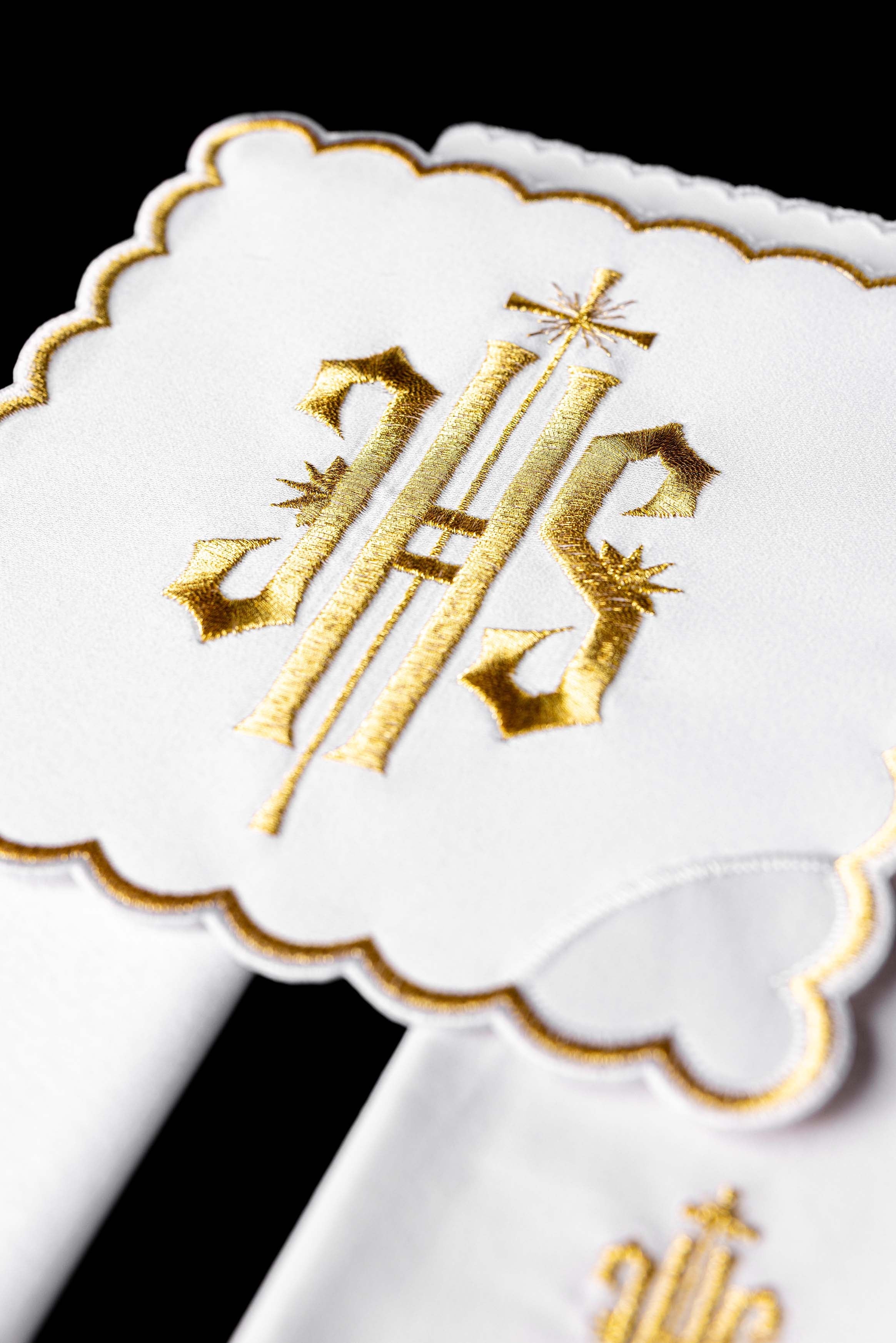 Conjunto de alfaias litúrgicas com acabamento dourado e bordado IHS