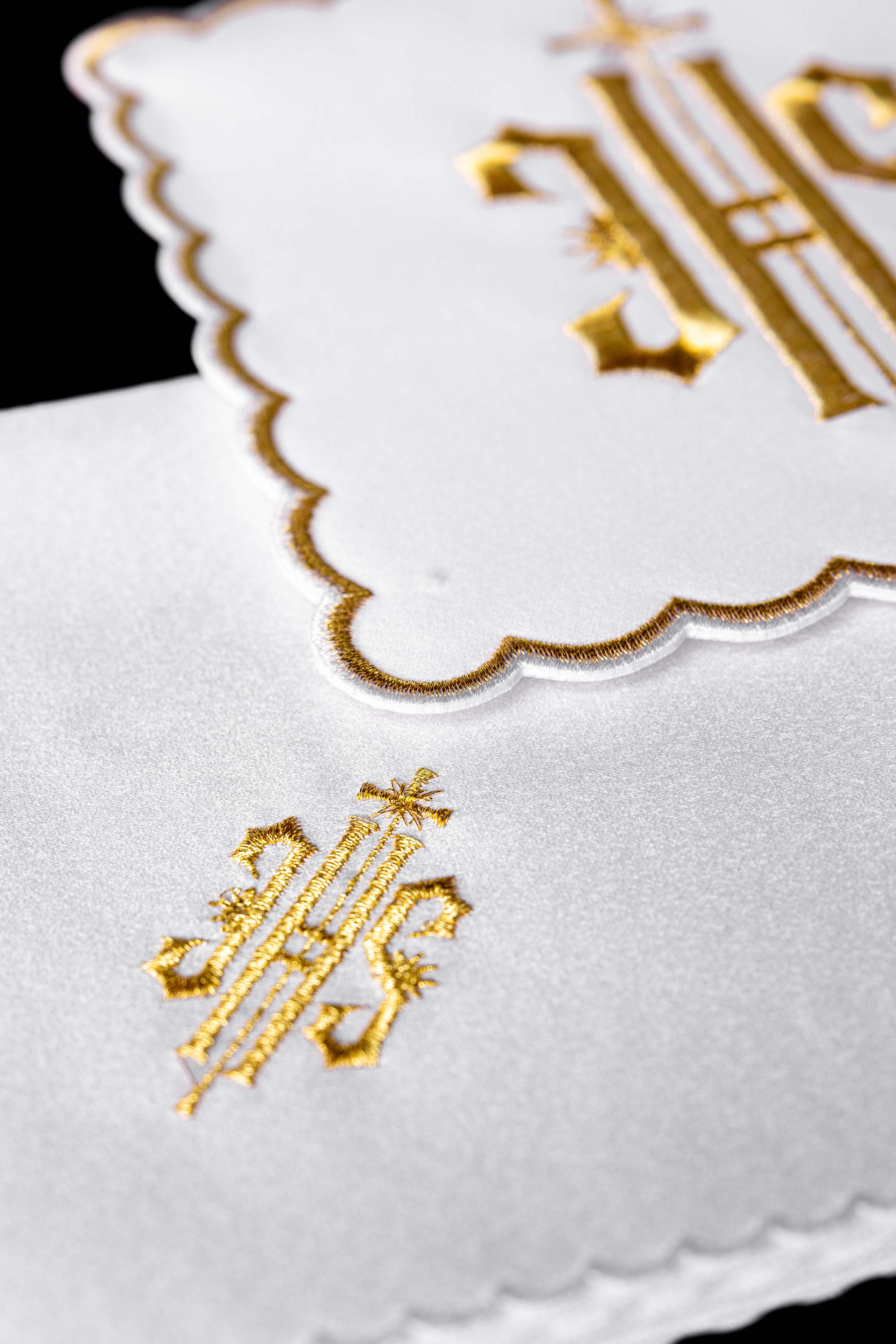 Conjunto de alfaias litúrgicas com acabamento dourado e bordado IHS