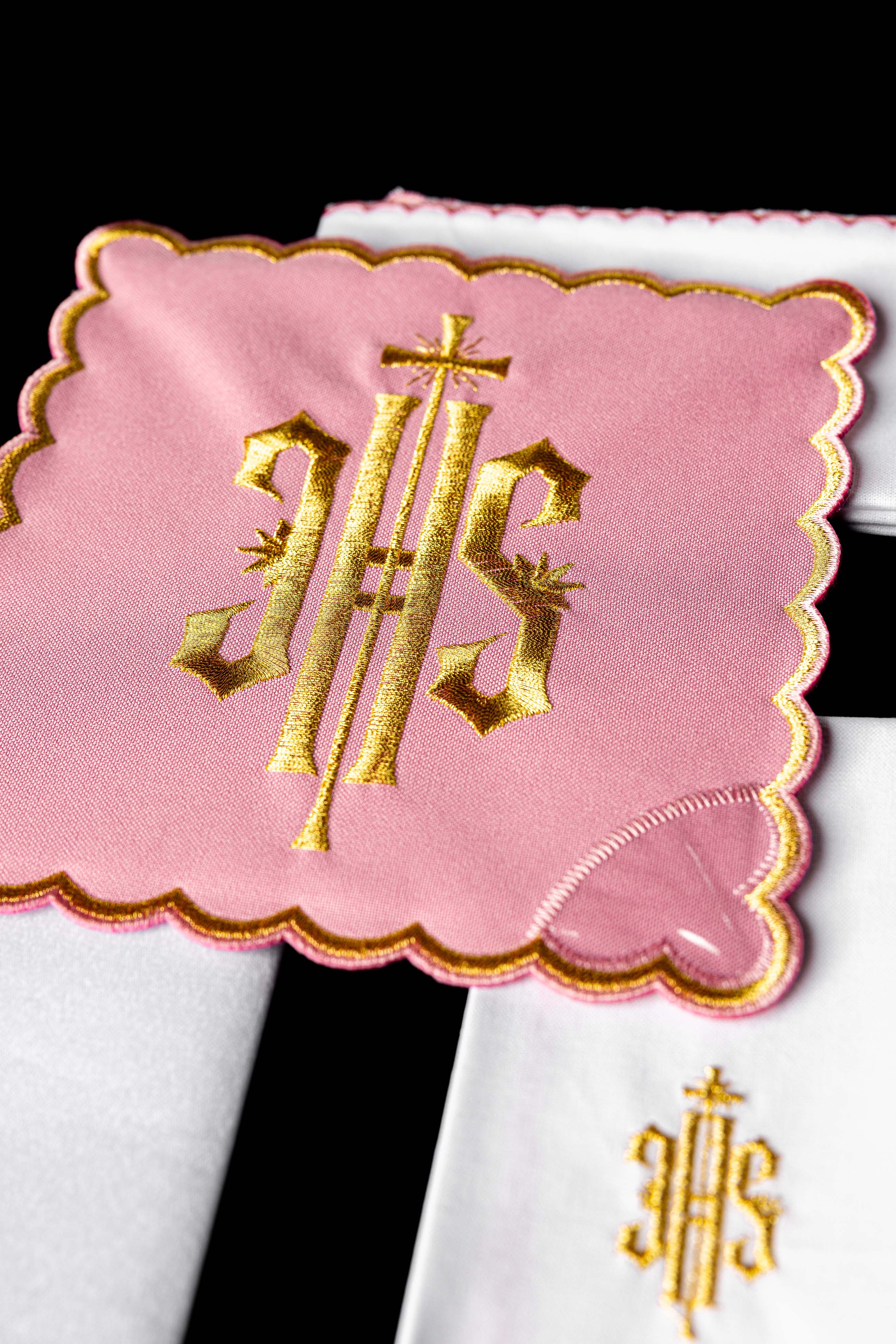 Conjunto de alfaias litúrgicas bordado IHS rosa
