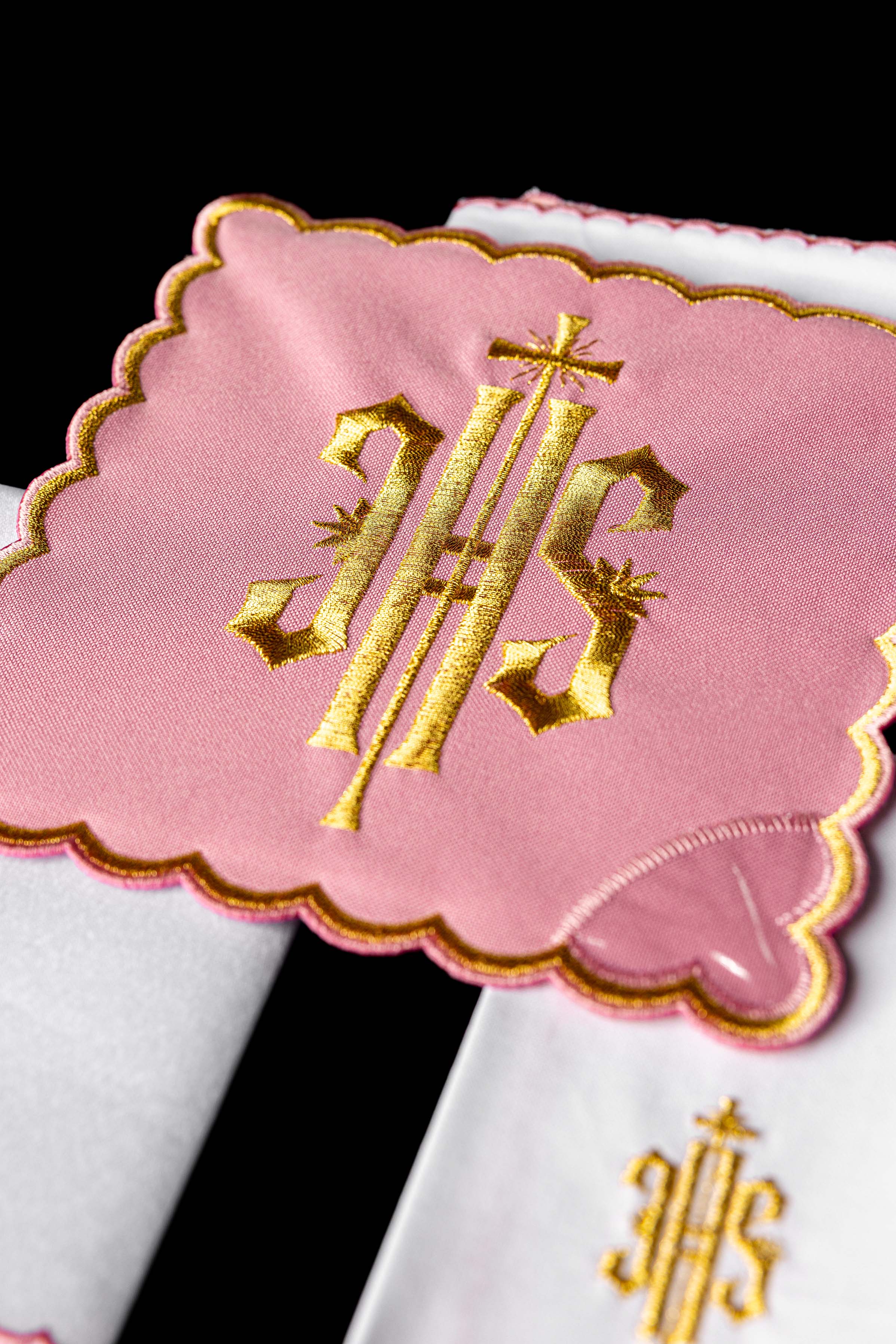 Conjunto de alfaias litúrgicas bordado IHS rosa