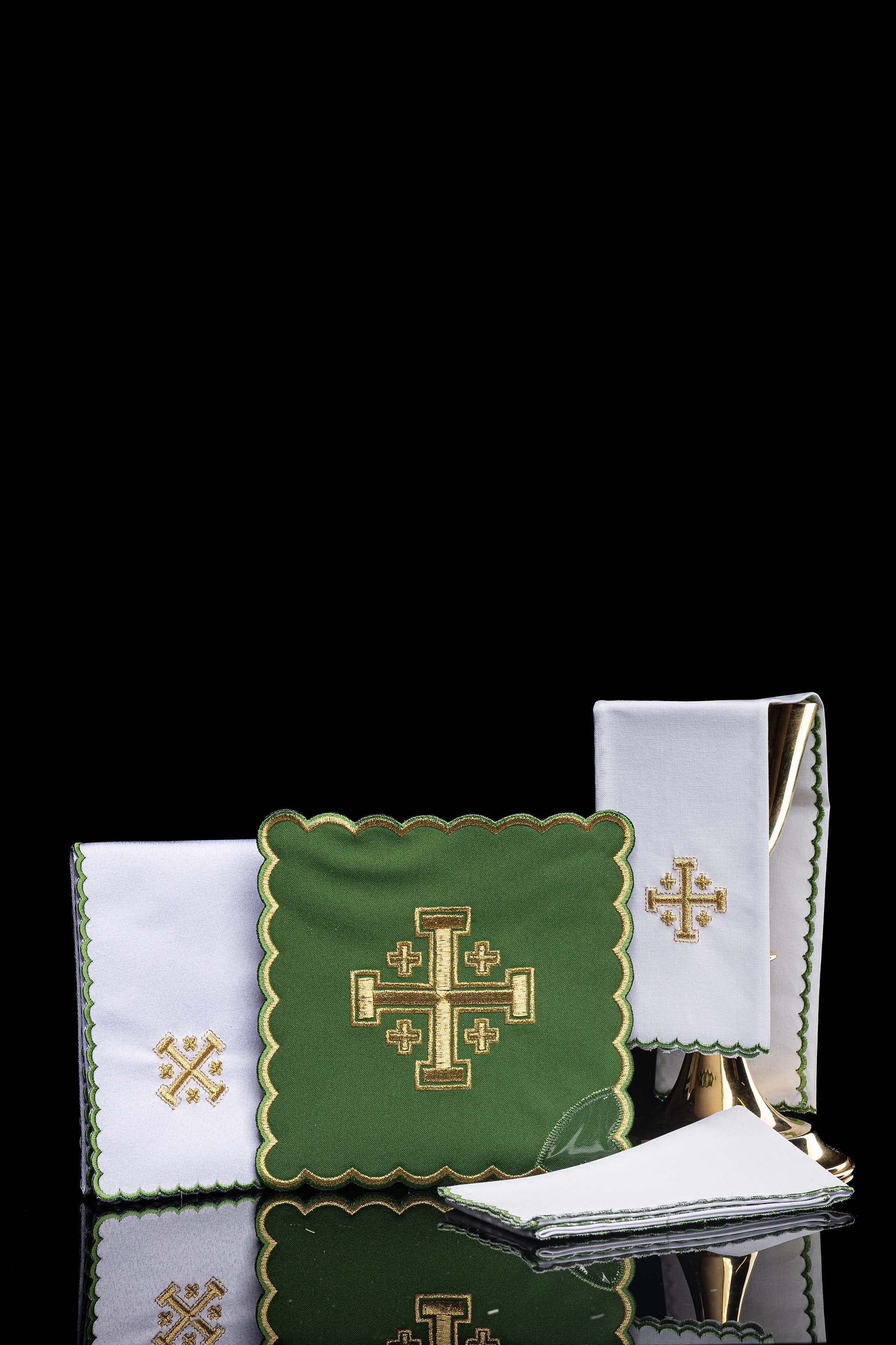 Conjunto de alfaias litúrgicas verde com bordado da Cruz de Jerusalém — pala, corporal, sanguíneo e manutérgio com cálice.