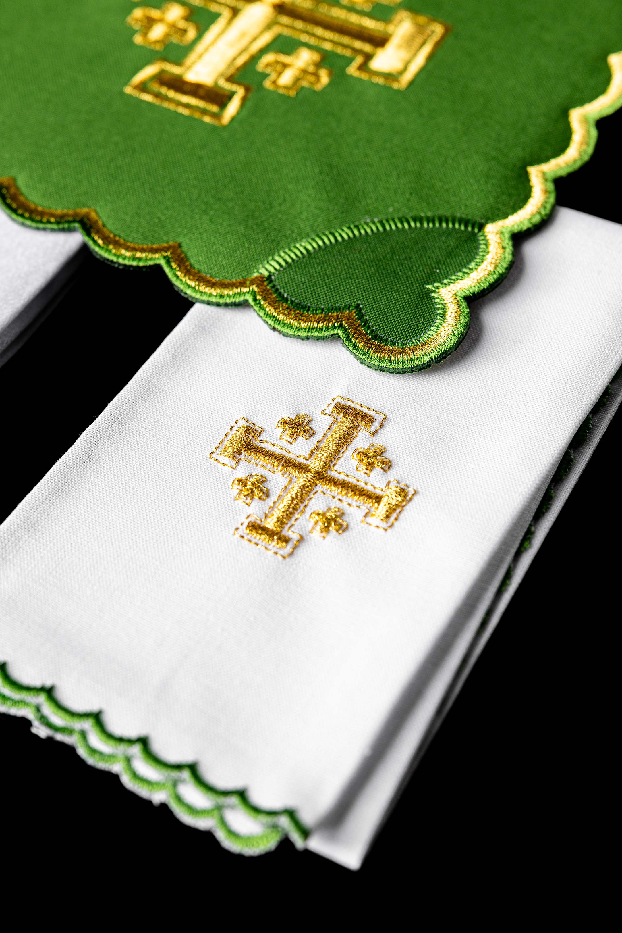 Conjunto de alfaias litúrgicas verde com bordado da Cruz de Jerusalém — pala, corporal, sanguíneo e manutérgio com cálice.