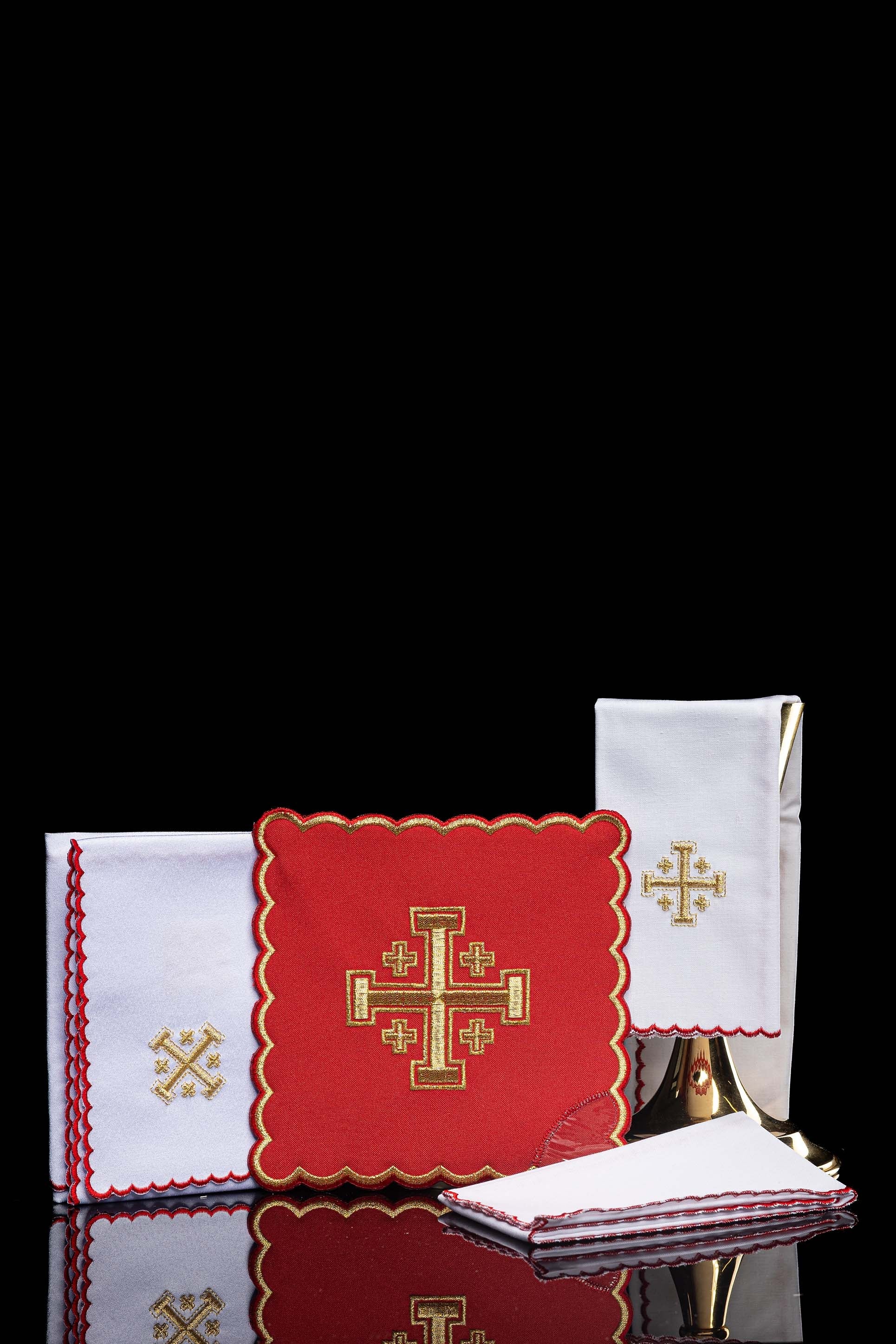 Conjunto de alfaias litúrgicas bordado Cruz de Jerusalém vermelho