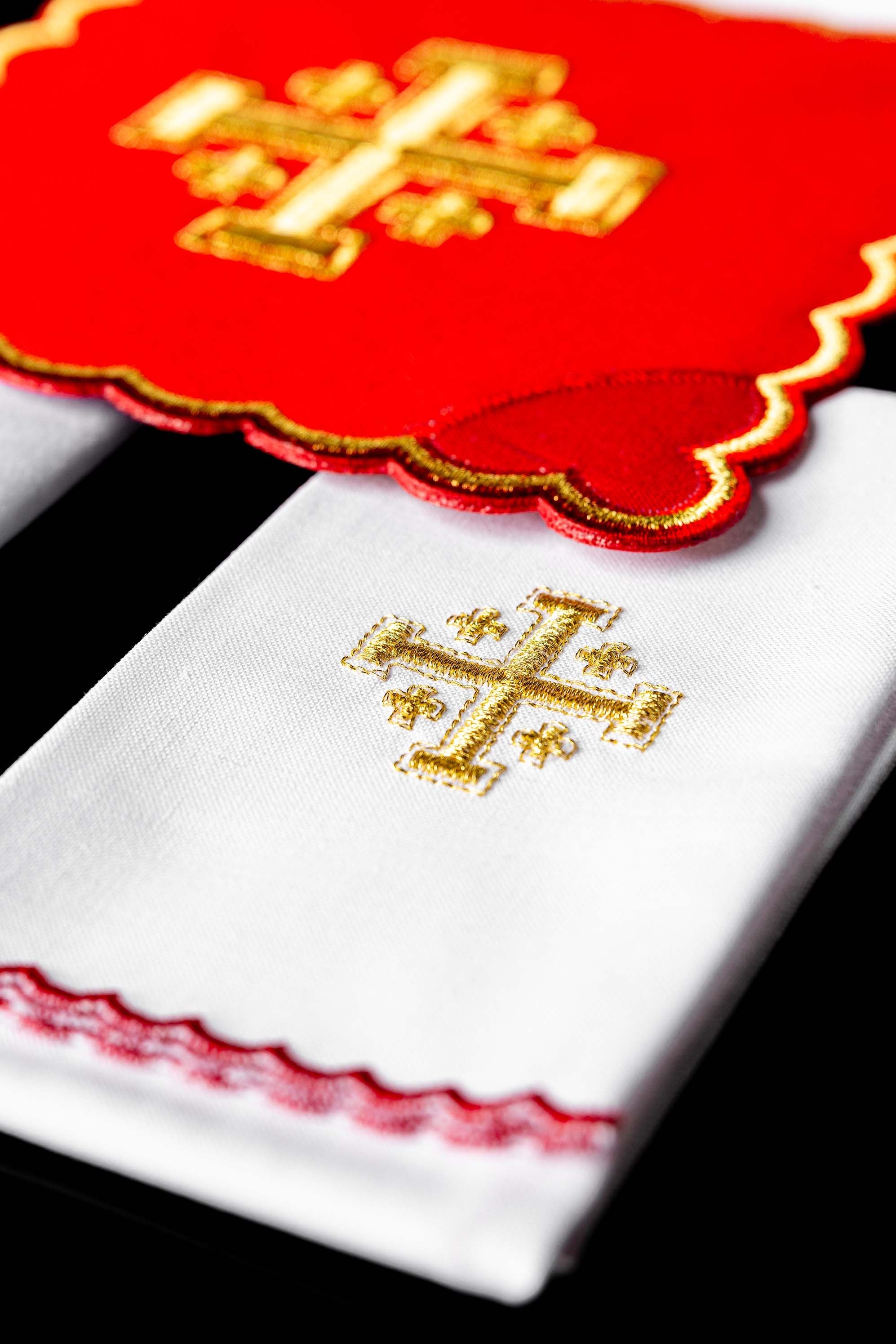 Conjunto de alfaias litúrgicas bordado Cruz de Jerusalém vermelho
