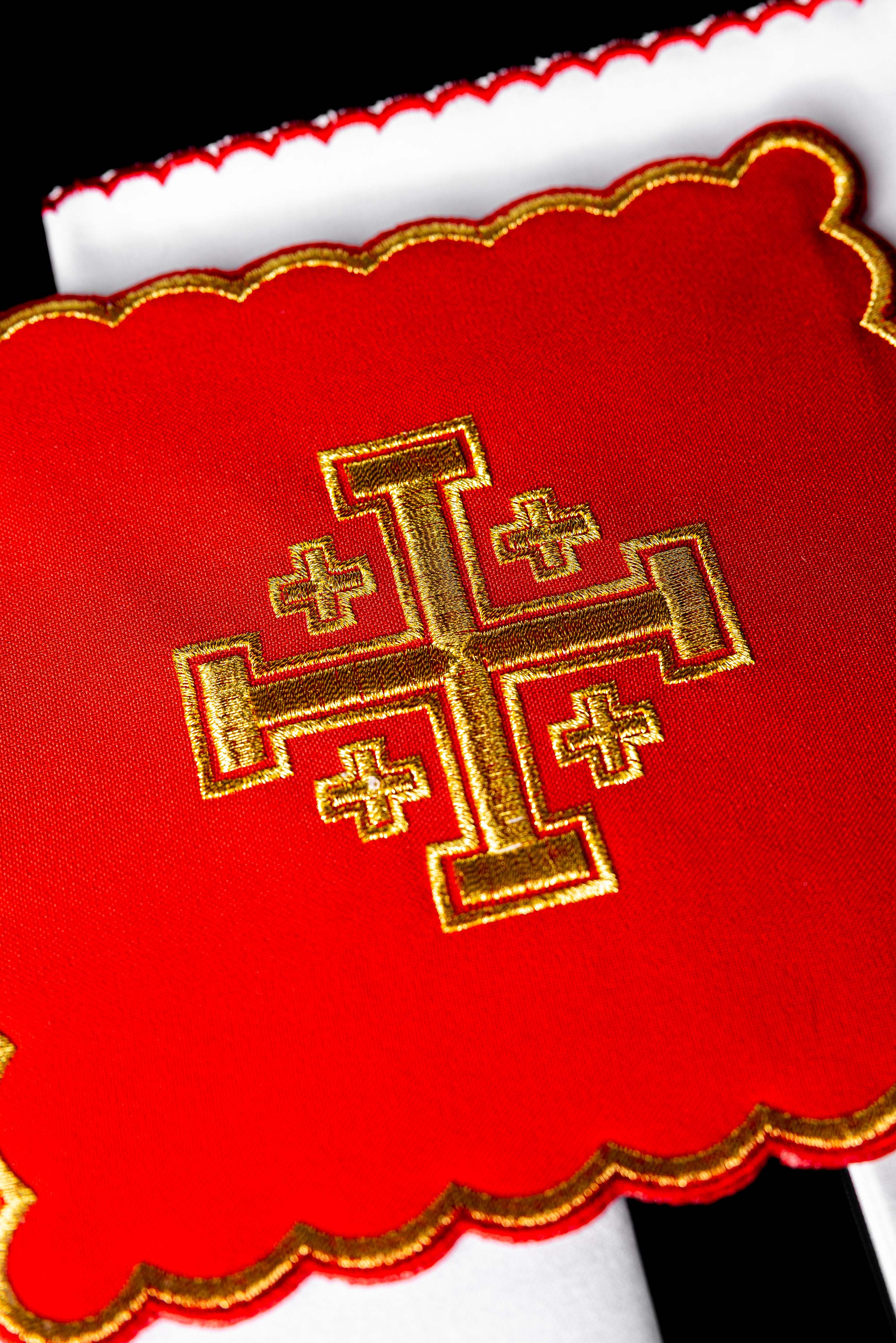 Conjunto de alfaias litúrgicas bordado Cruz de Jerusalém vermelho