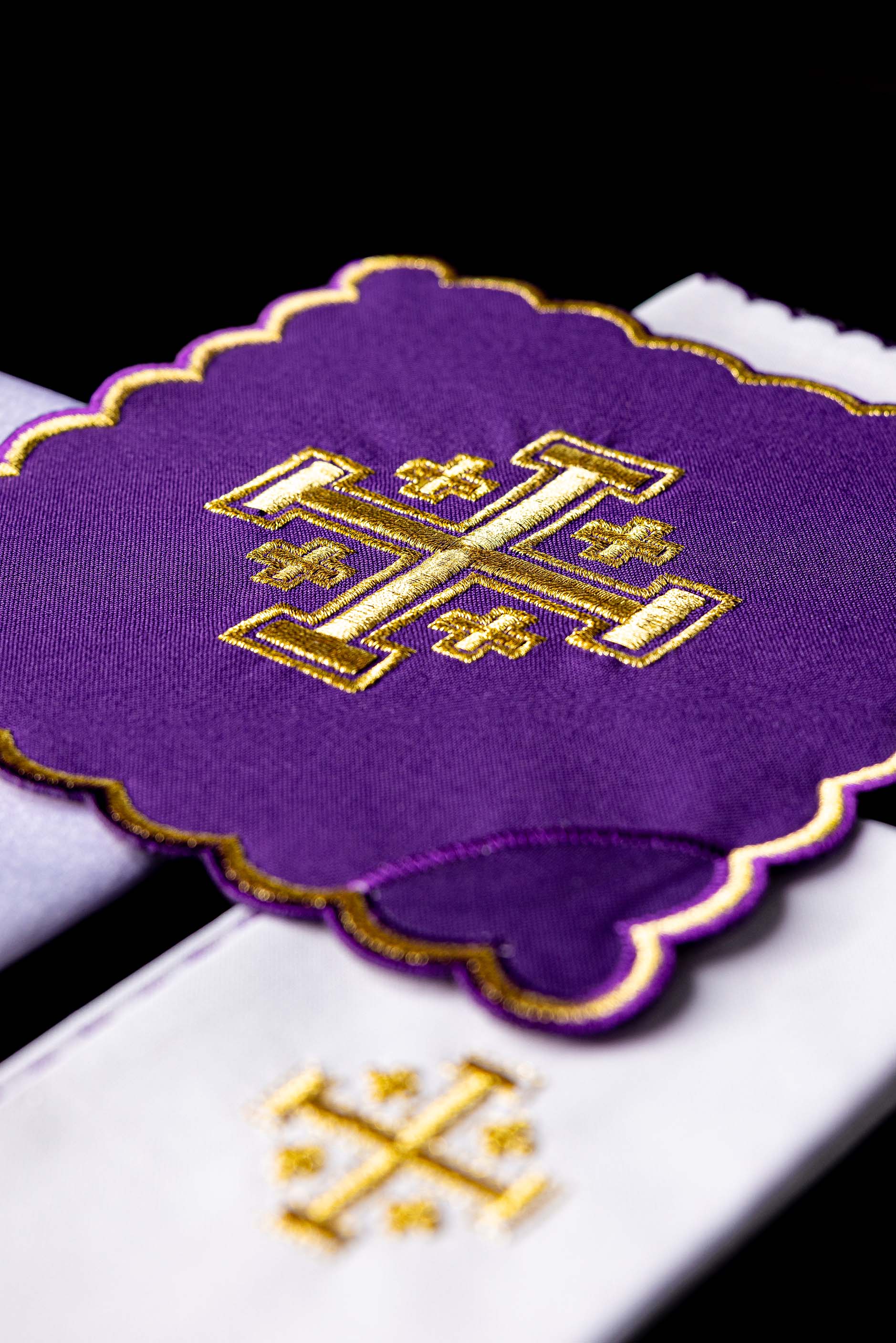 Conjunto de alfaias litúrgicas bordado Cruz de Jerusalém roxo
