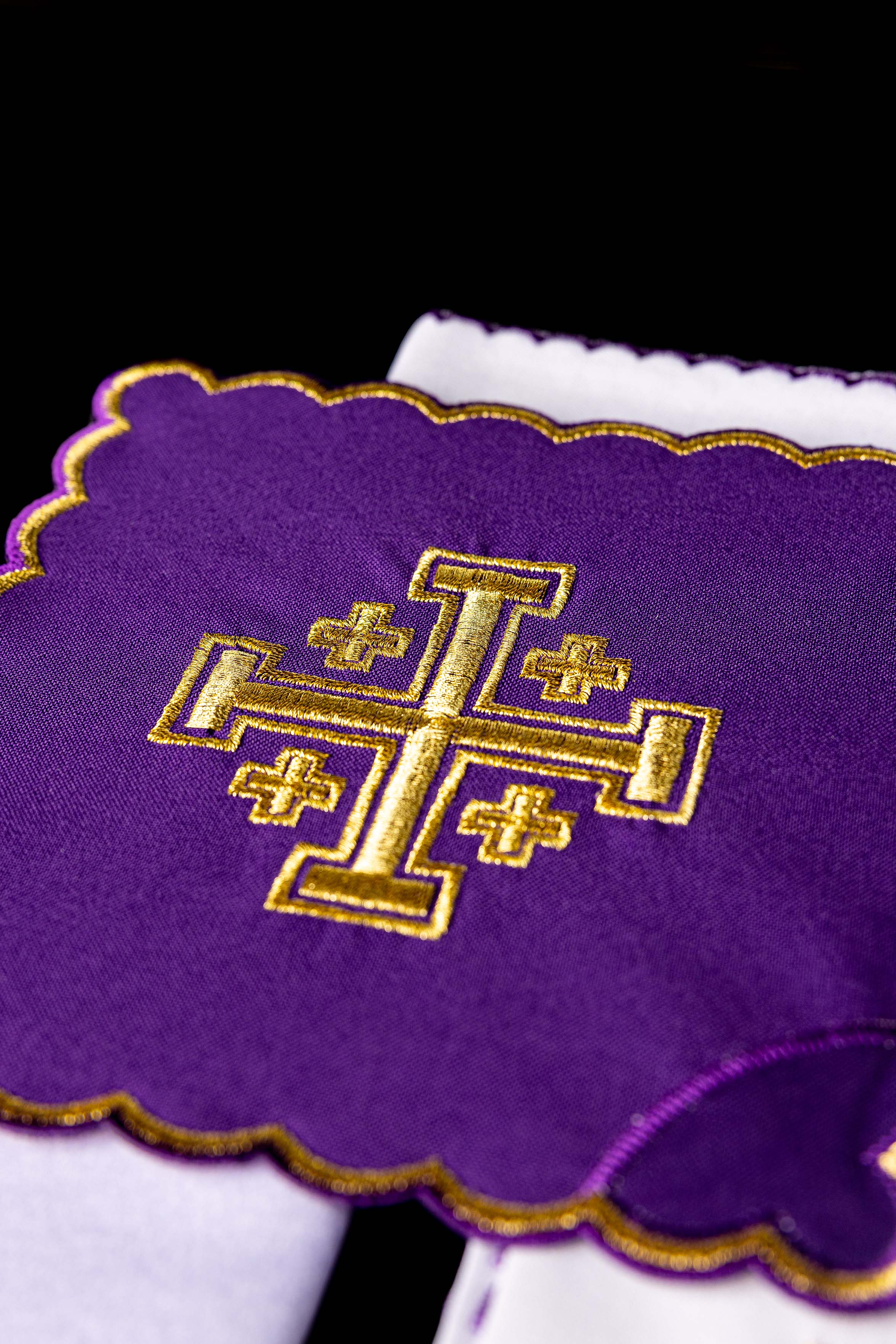 Conjunto de alfaias litúrgicas bordado Cruz de Jerusalém roxo