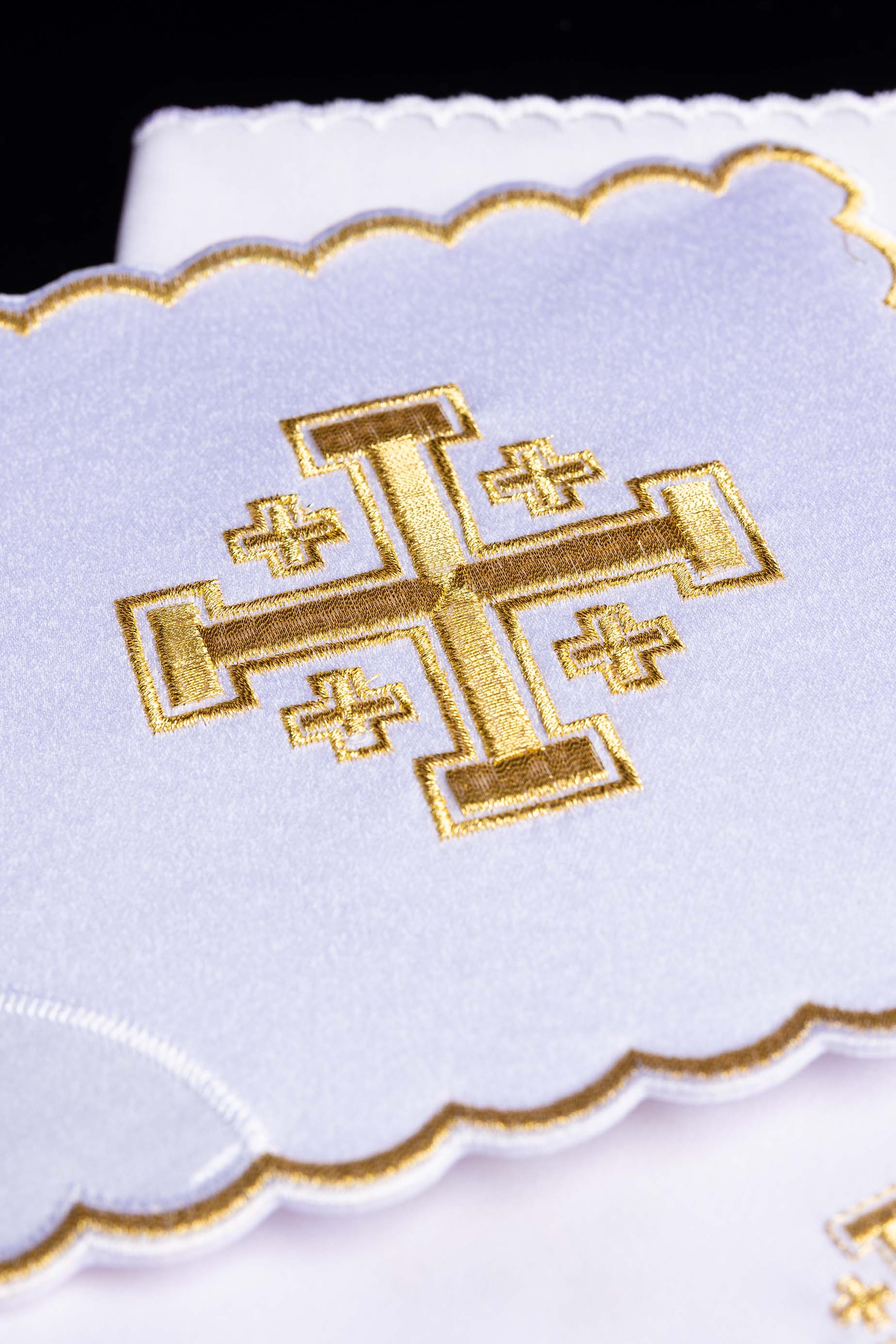 Conjunto de alfaias litúrgicas branco com bordado de cruz - chasubles.com.br