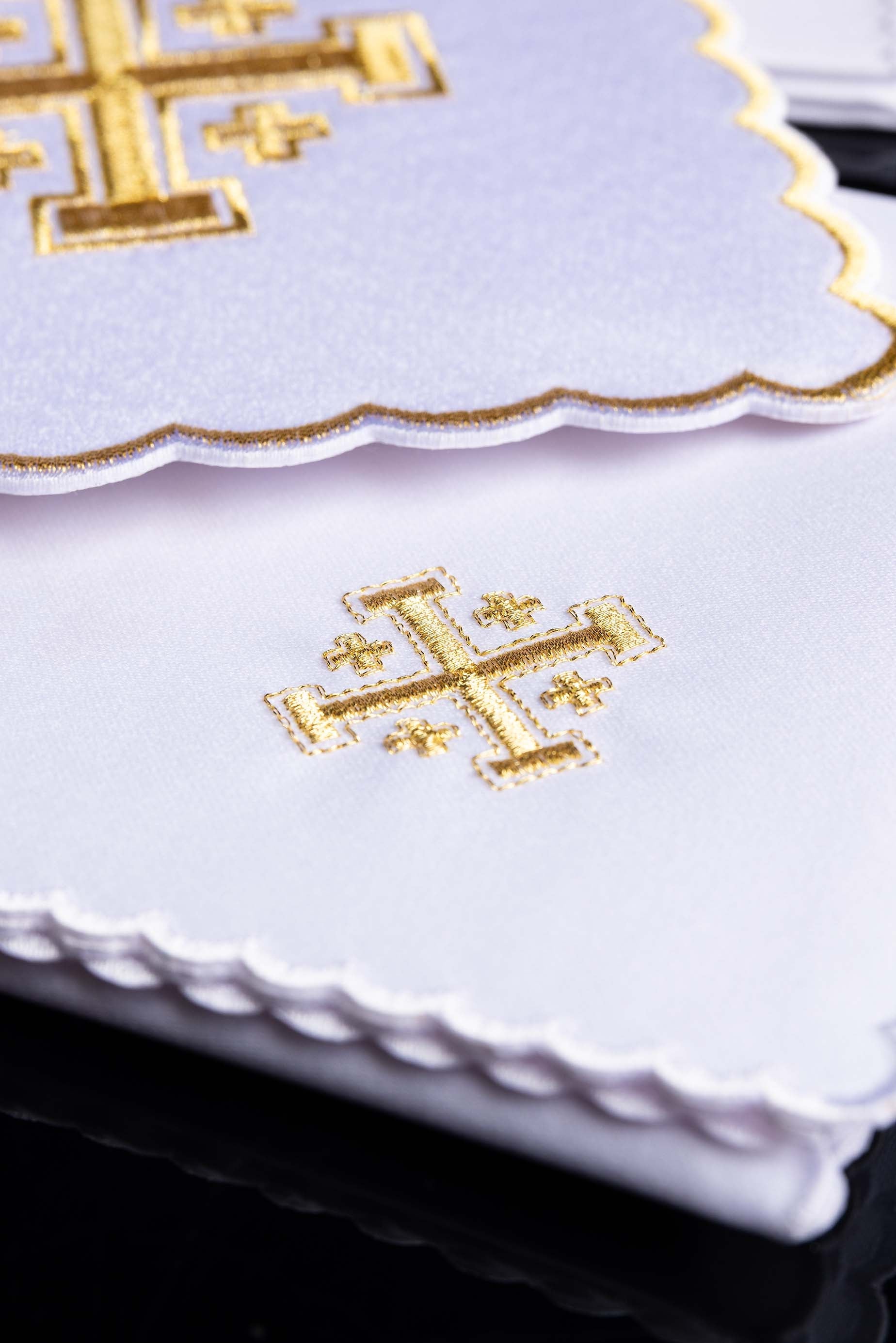 Conjunto de alfaias litúrgicas branco com bordado de cruz - chasubles.com.br