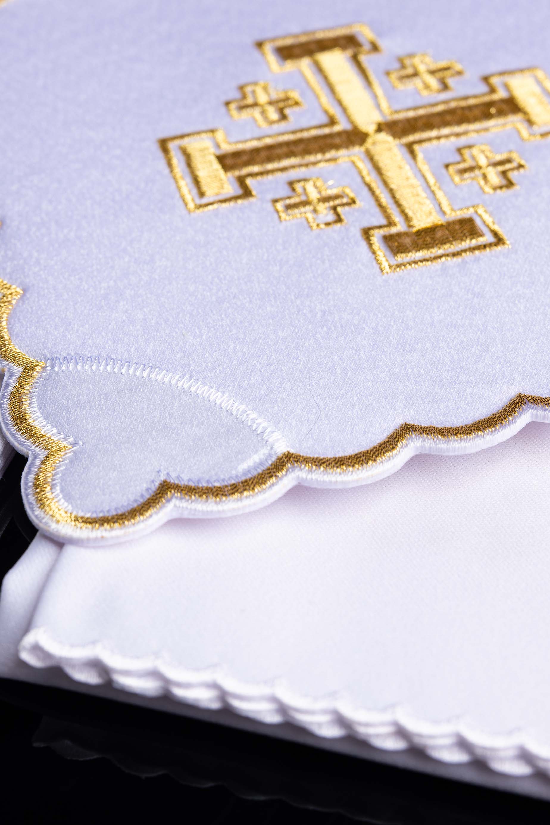 Conjunto de alfaias litúrgicas branco com bordado de cruz - chasubles.com.br