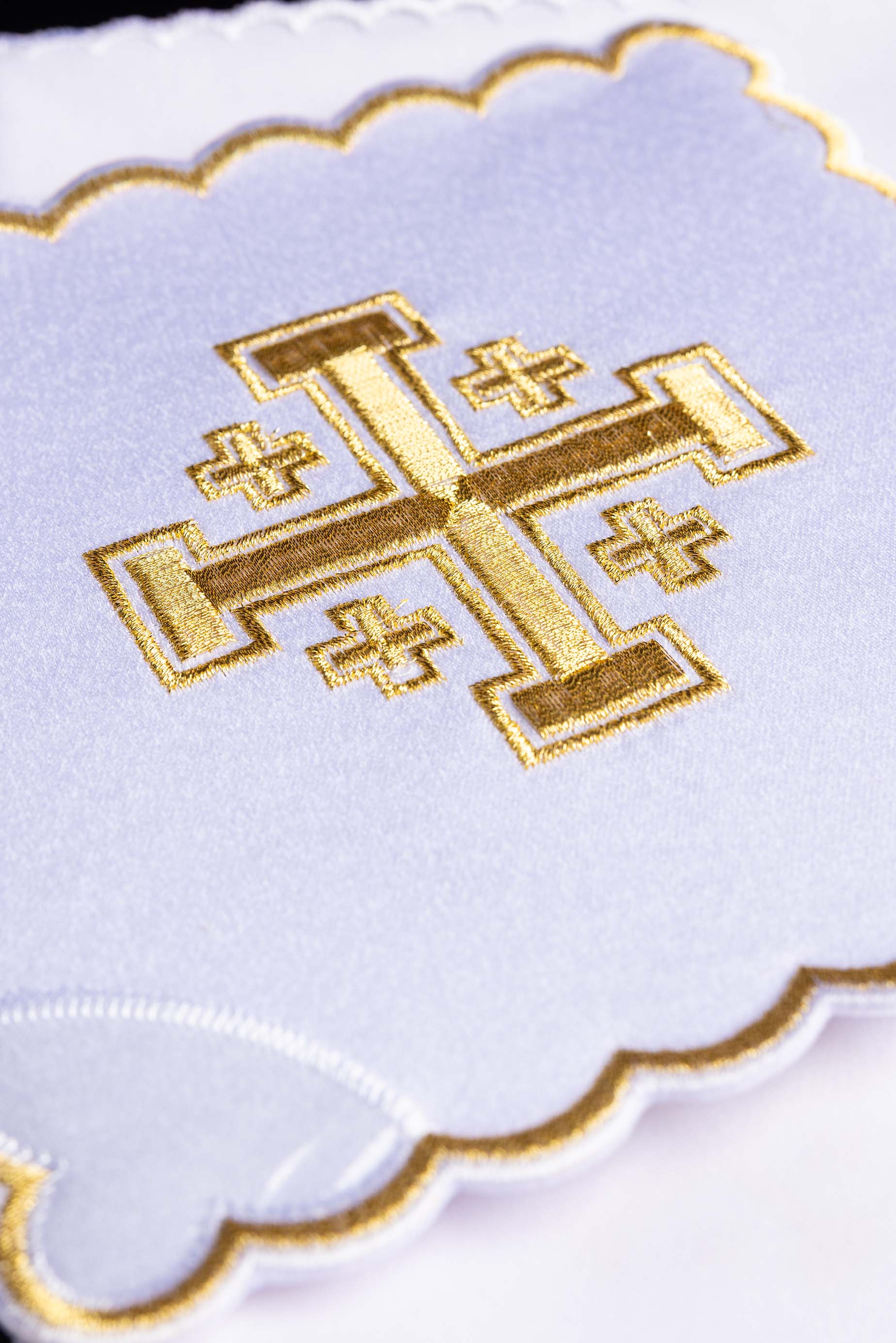 Conjunto de alfaias litúrgicas branco com bordado de cruz - chasubles.com.br