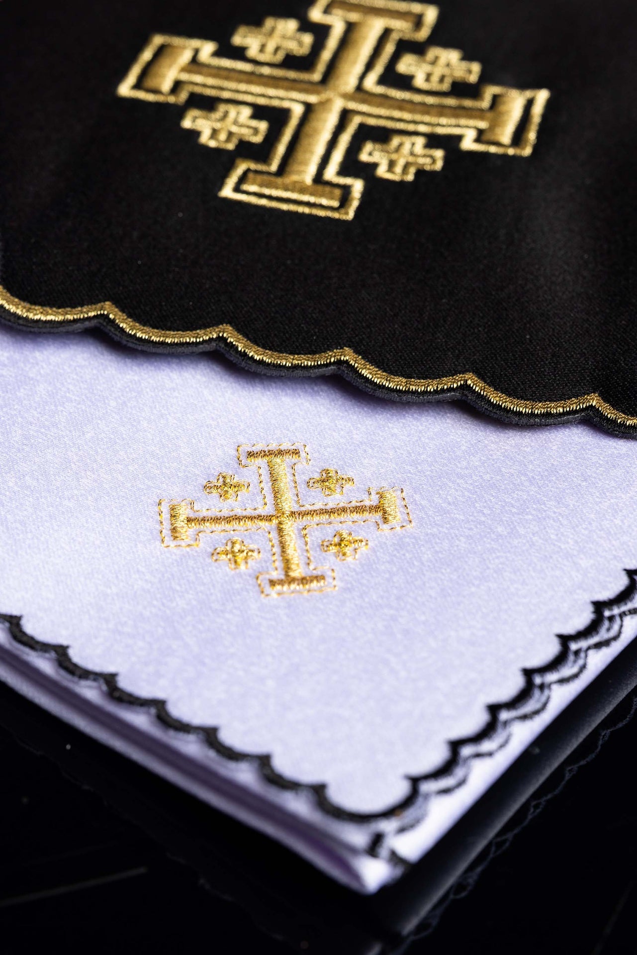 Conjunto de alfaias litúrgicas preto com bordado dourado da Cruz de Jerusalém - pala, corporal, sanguíneo e manutérgio com cálice.