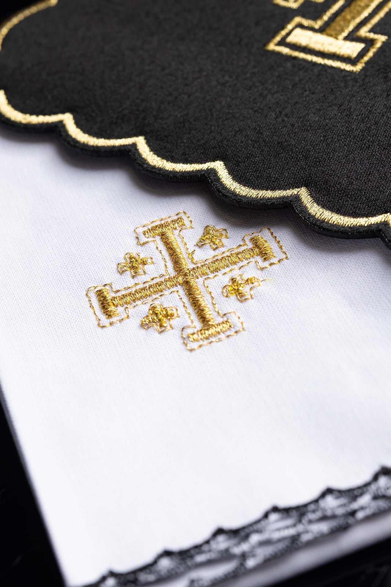 Conjunto de alfaias litúrgicas preto com bordado dourado da Cruz de Jerusalém - pala, corporal, sanguíneo e manutérgio com cálice.