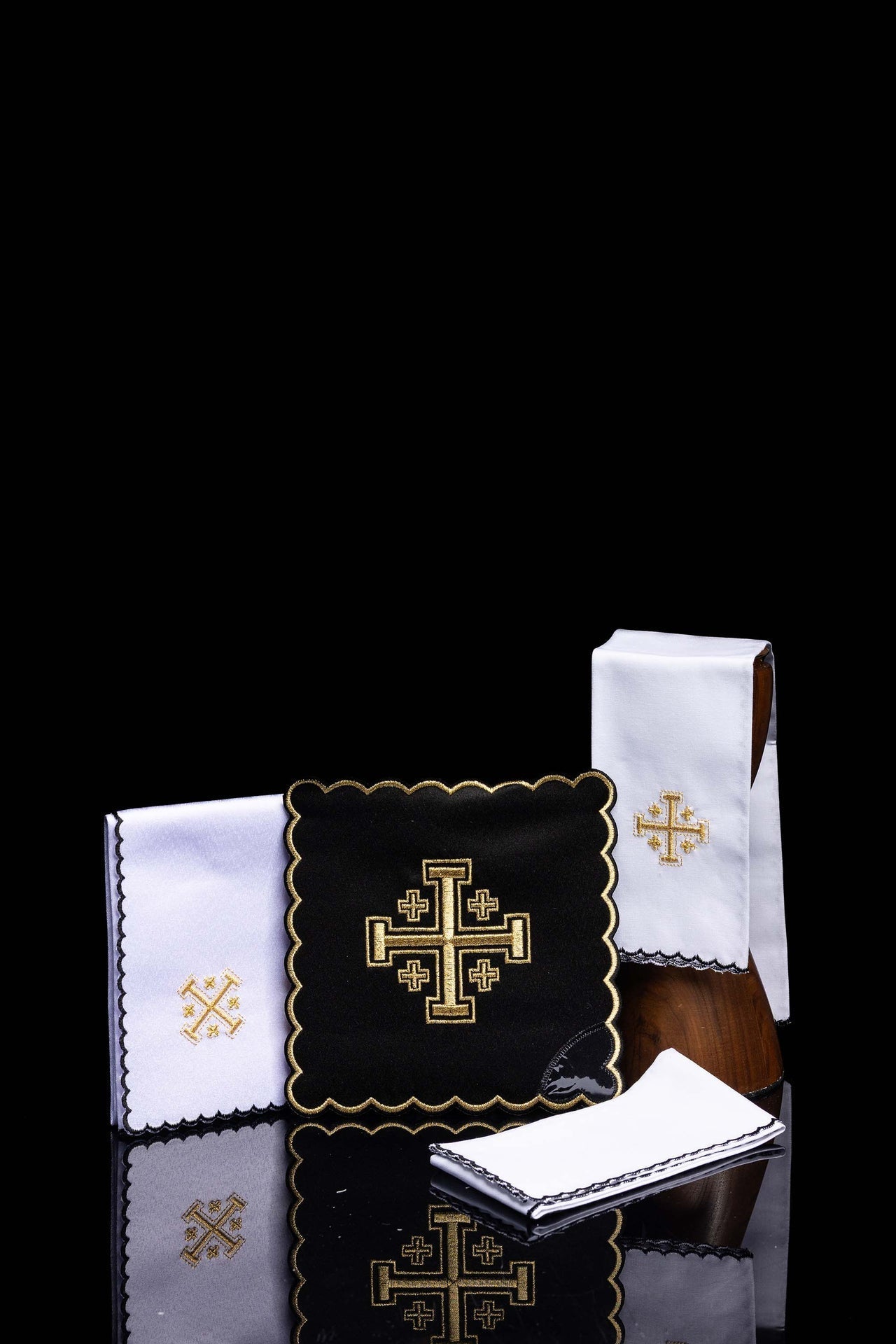 Conjunto de alfaias litúrgicas preto com bordado dourado da Cruz de Jerusalém - pala, corporal, sanguíneo e manutérgio com cálice.