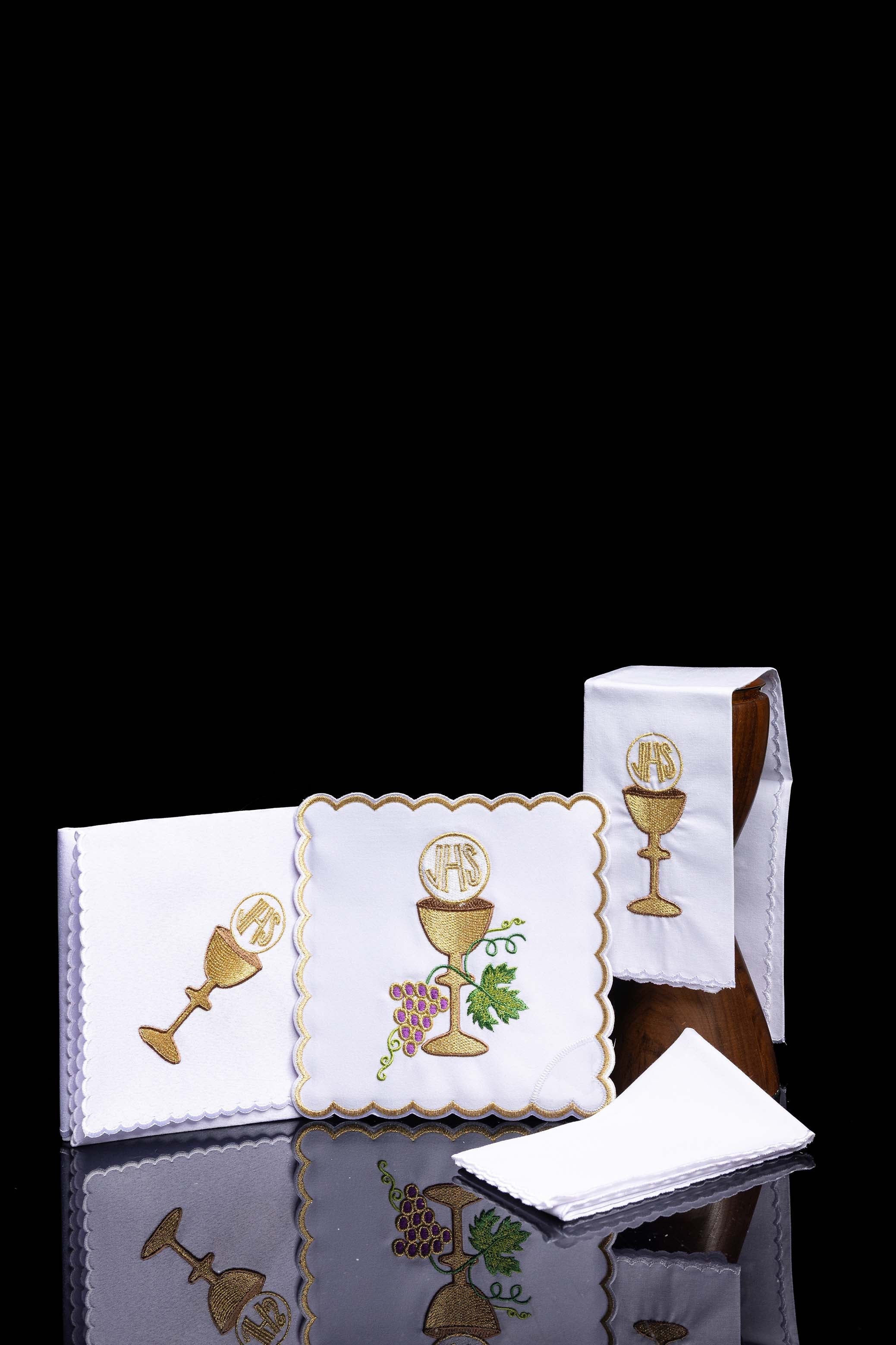 Conjunto de alfaias litúrgicas bordado com motivo de cálice