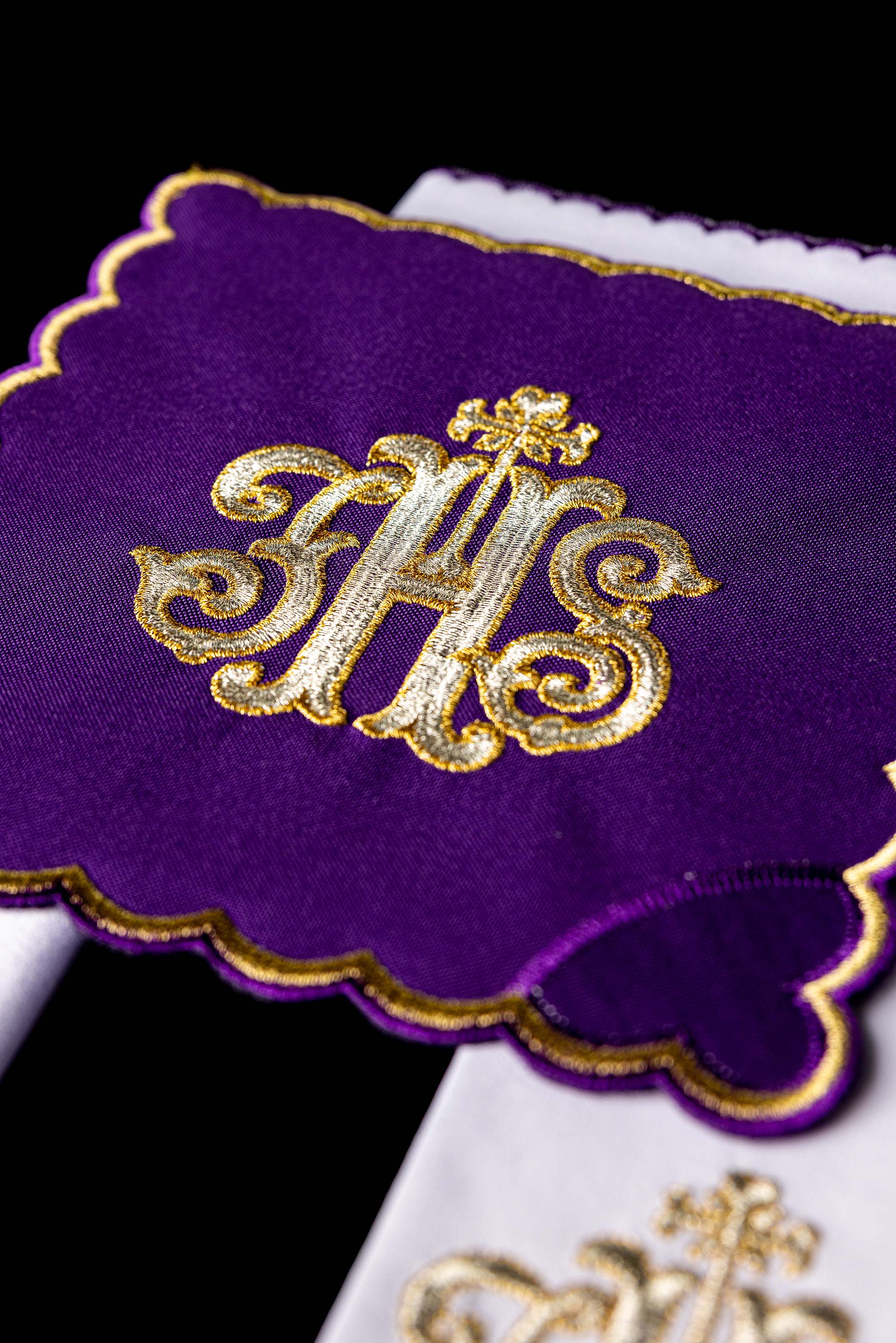 Conjunto de alfaias litúrgicas bordado IHS roxo