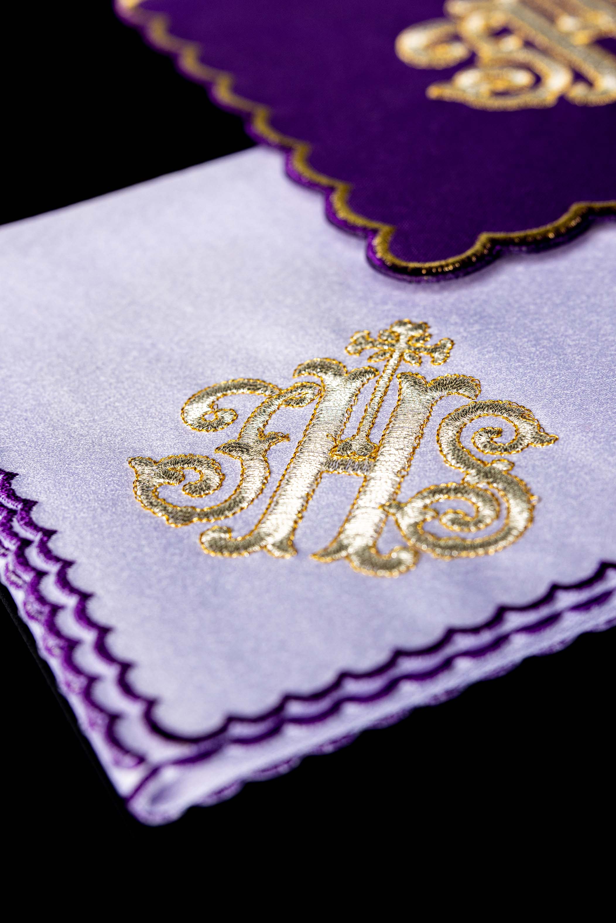 Conjunto de alfaias litúrgicas bordado IHS roxo