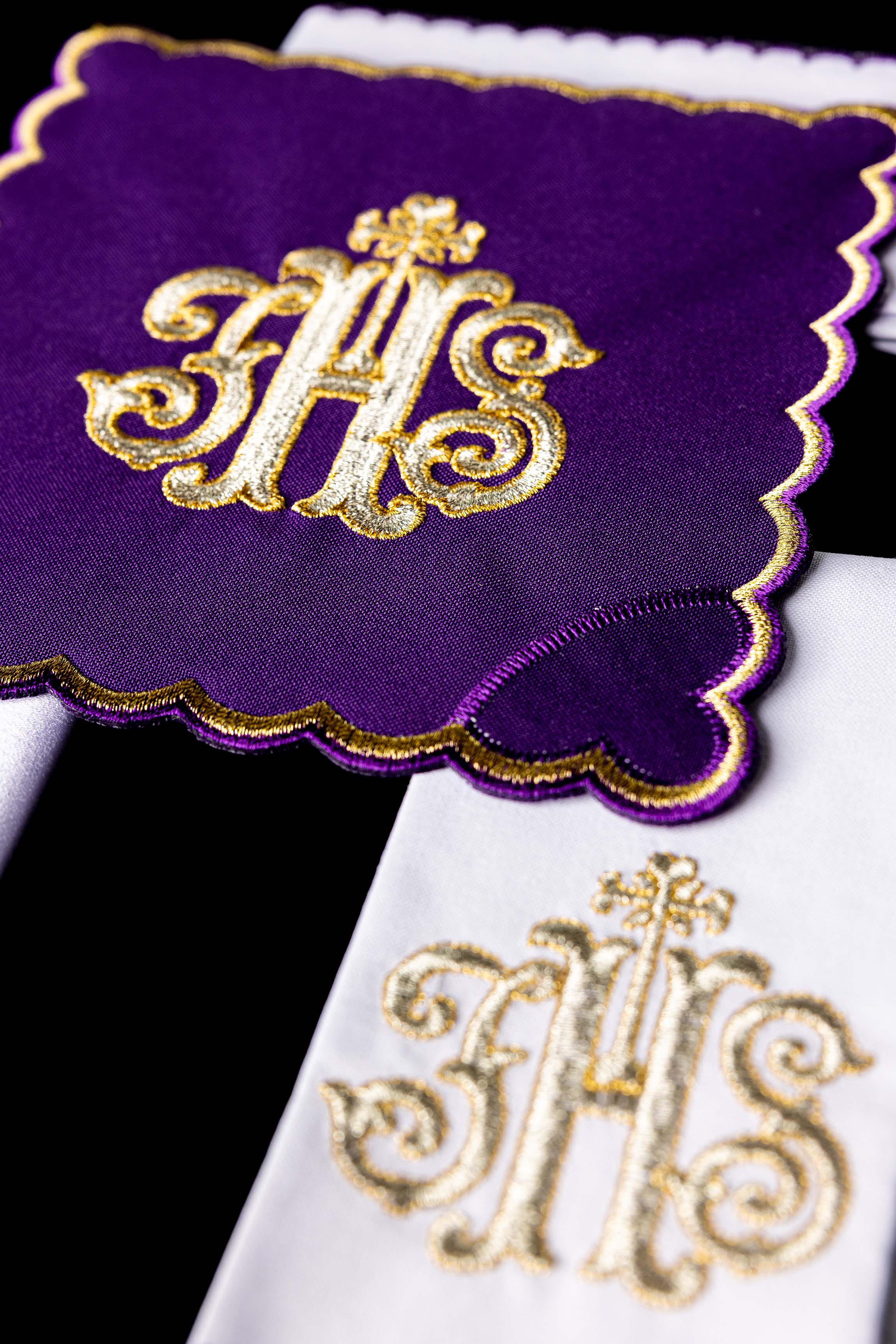 Conjunto de alfaias litúrgicas bordado IHS roxo