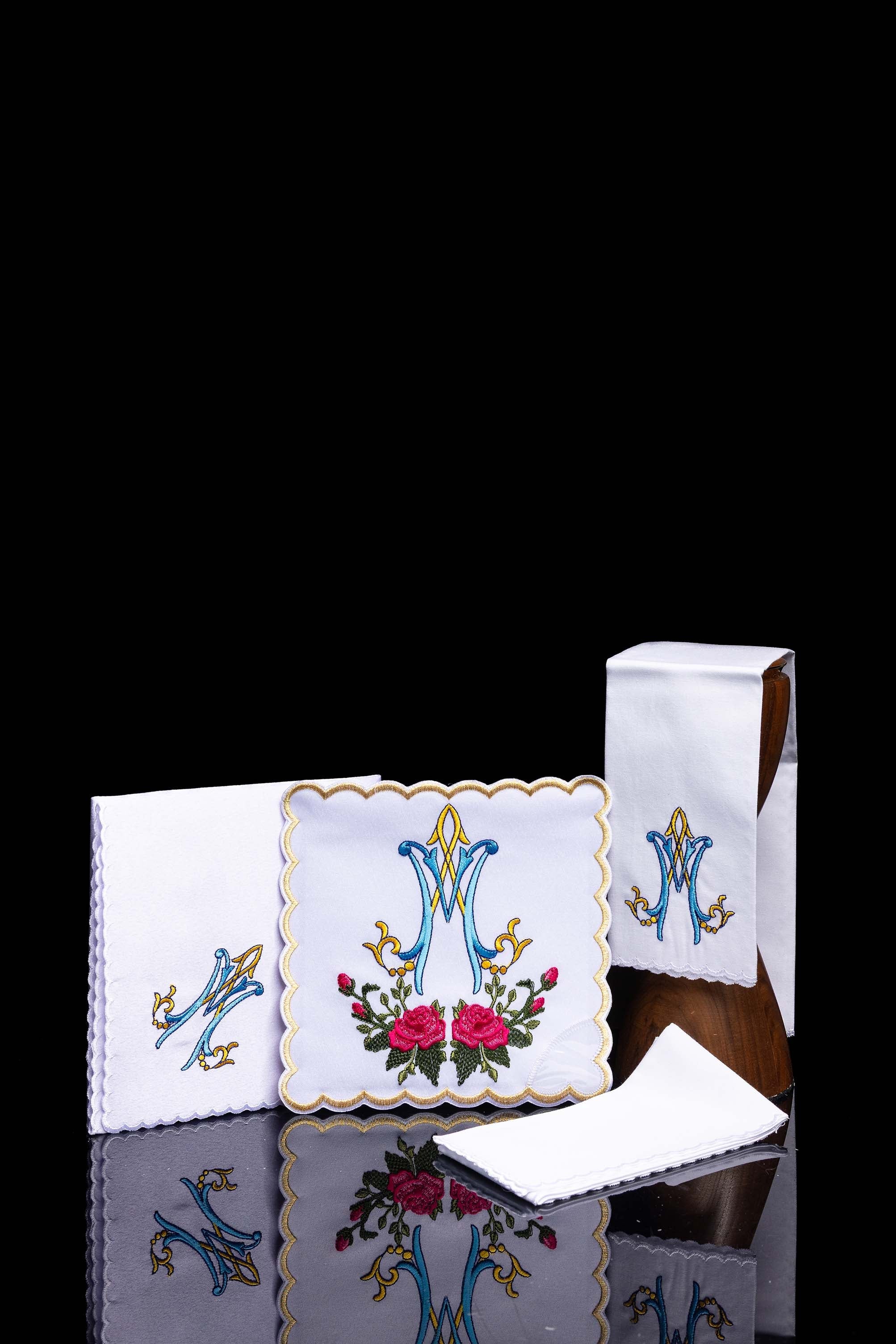 Conjunto de alfaias litúrgicas com bordado mariano colorido