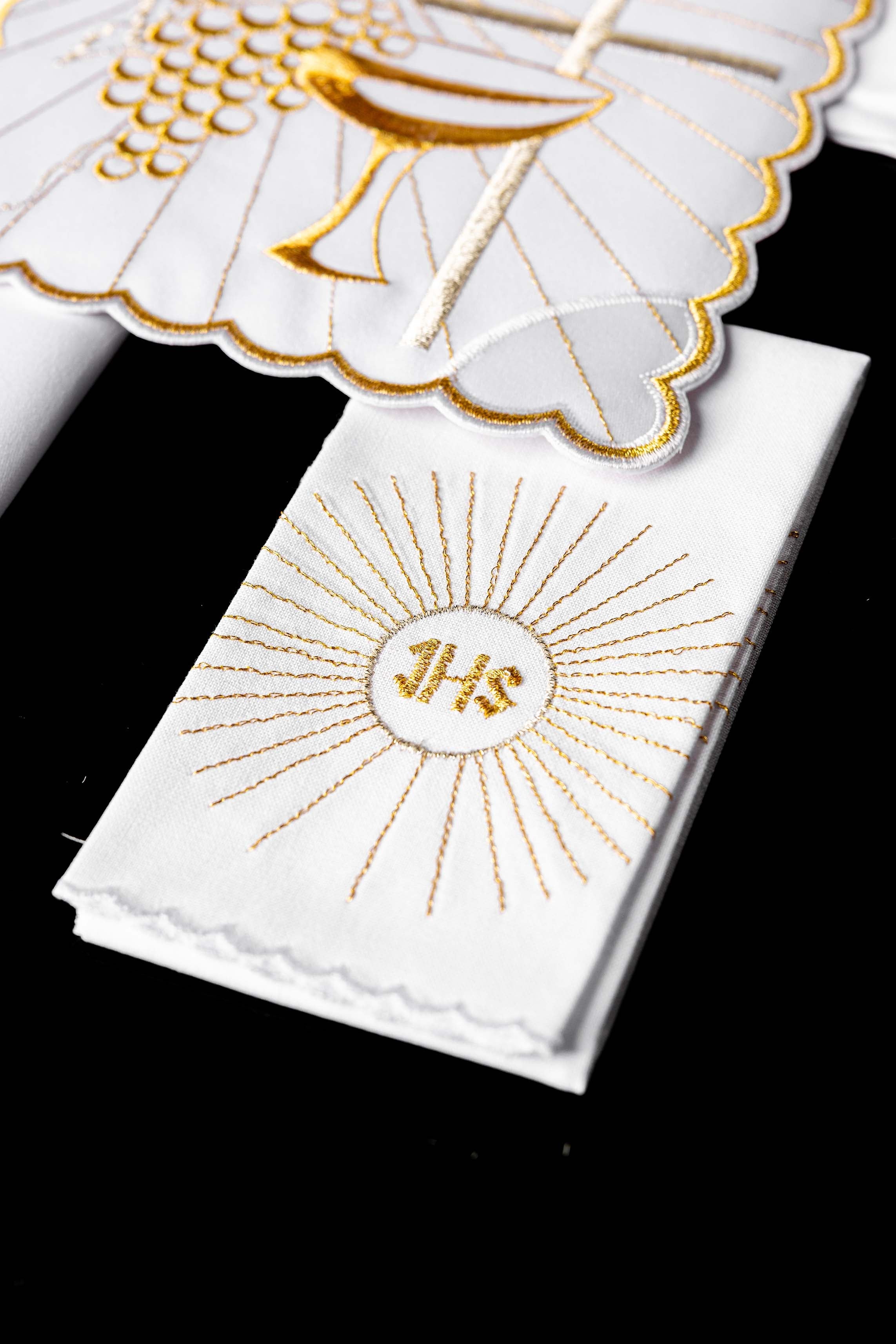 Conjunto de alfaias litúrgicas branco com bordado dourado de cálice, IHS e cruz prateada — pala, corporal, sanguíneo e manutérgio
