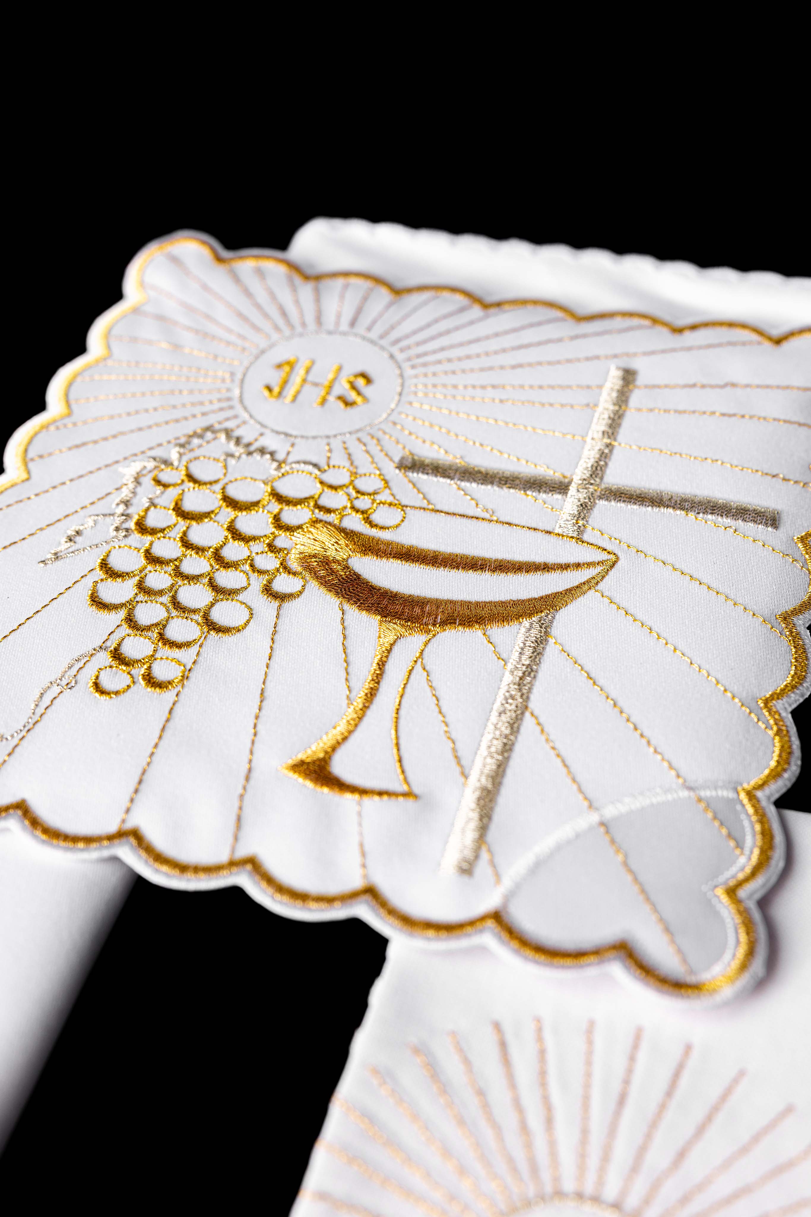 Conjunto de alfaias litúrgicas branco com bordado dourado de cálice, IHS e cruz prateada — pala, corporal, sanguíneo e manutérgio