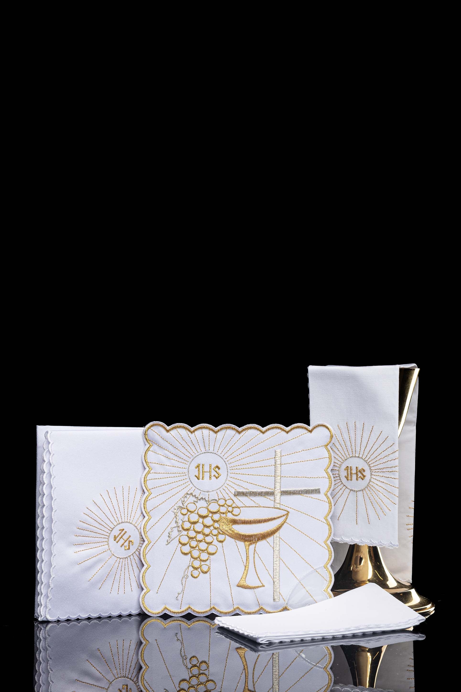 Conjunto de alfaias litúrgicas branco com bordado dourado de cálice, IHS e cruz prateada — pala, corporal, sanguíneo e manutérgio
