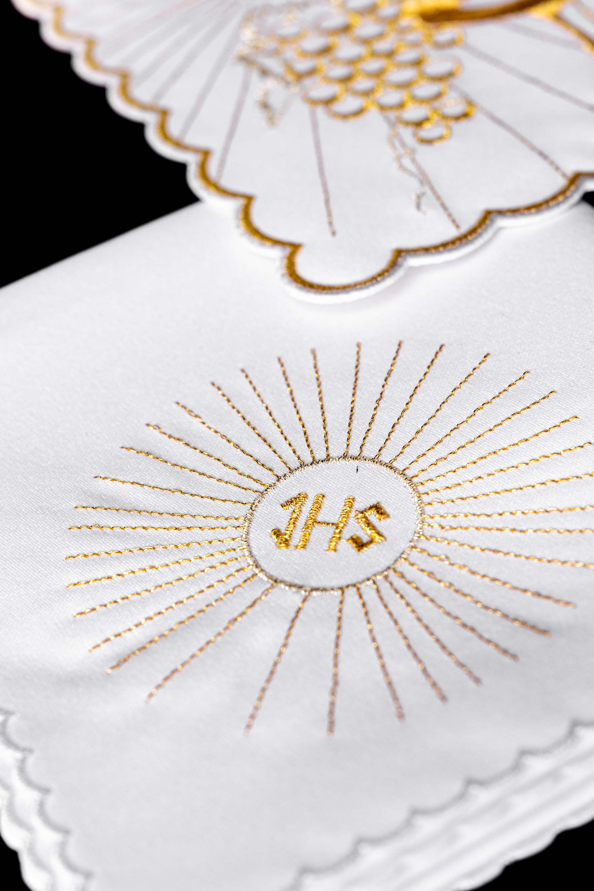 Conjunto de alfaias litúrgicas branco com bordado dourado de cálice, IHS e cruz prateada — pala, corporal, sanguíneo e manutérgio