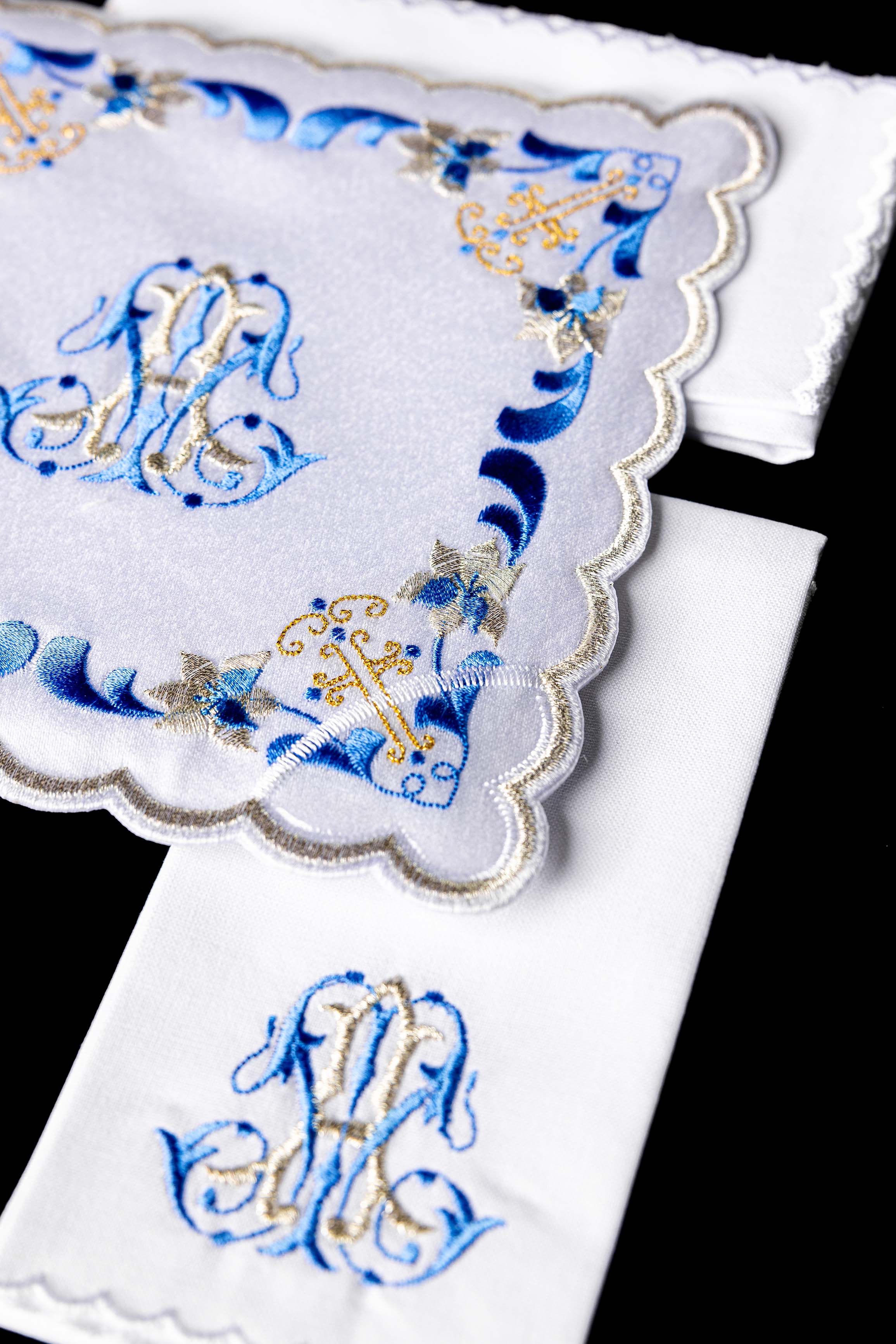 Conjunto de alfaias litúrgicas com acabamento azul e bordado mariano