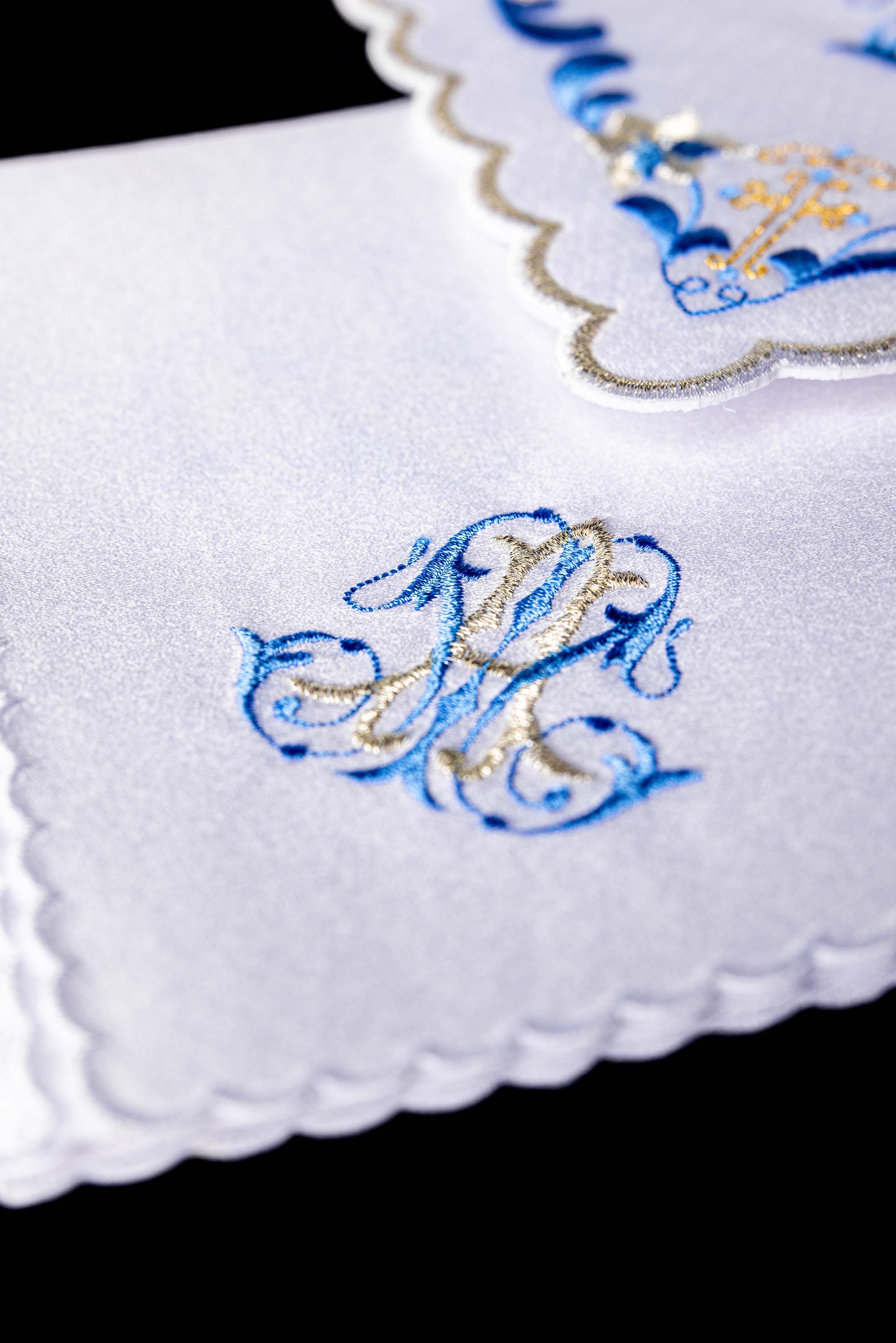 Conjunto de alfaias litúrgicas com acabamento azul e bordado mariano