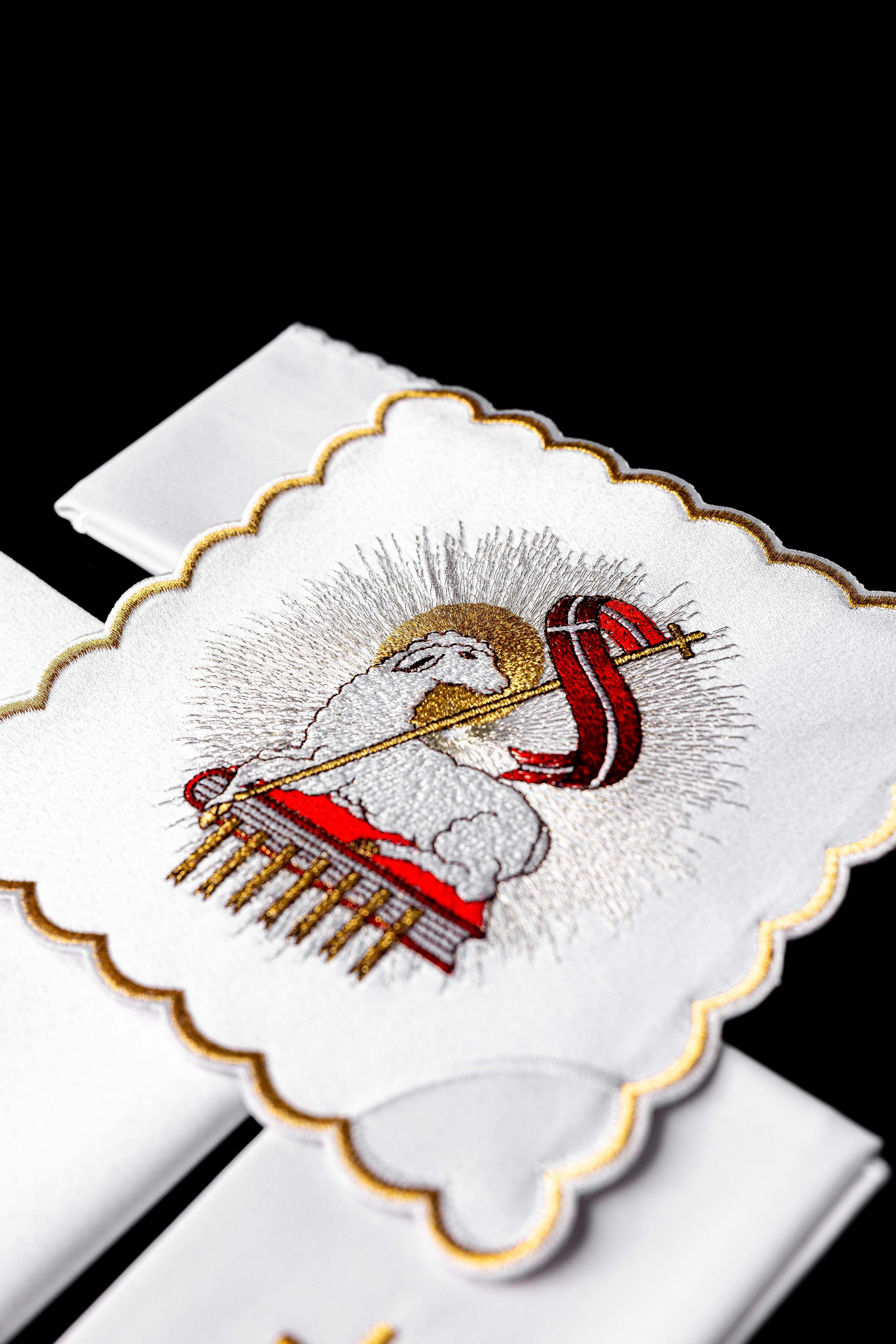 Conjunto de alfaias litúrgicas bordado Cordeiro de Deus