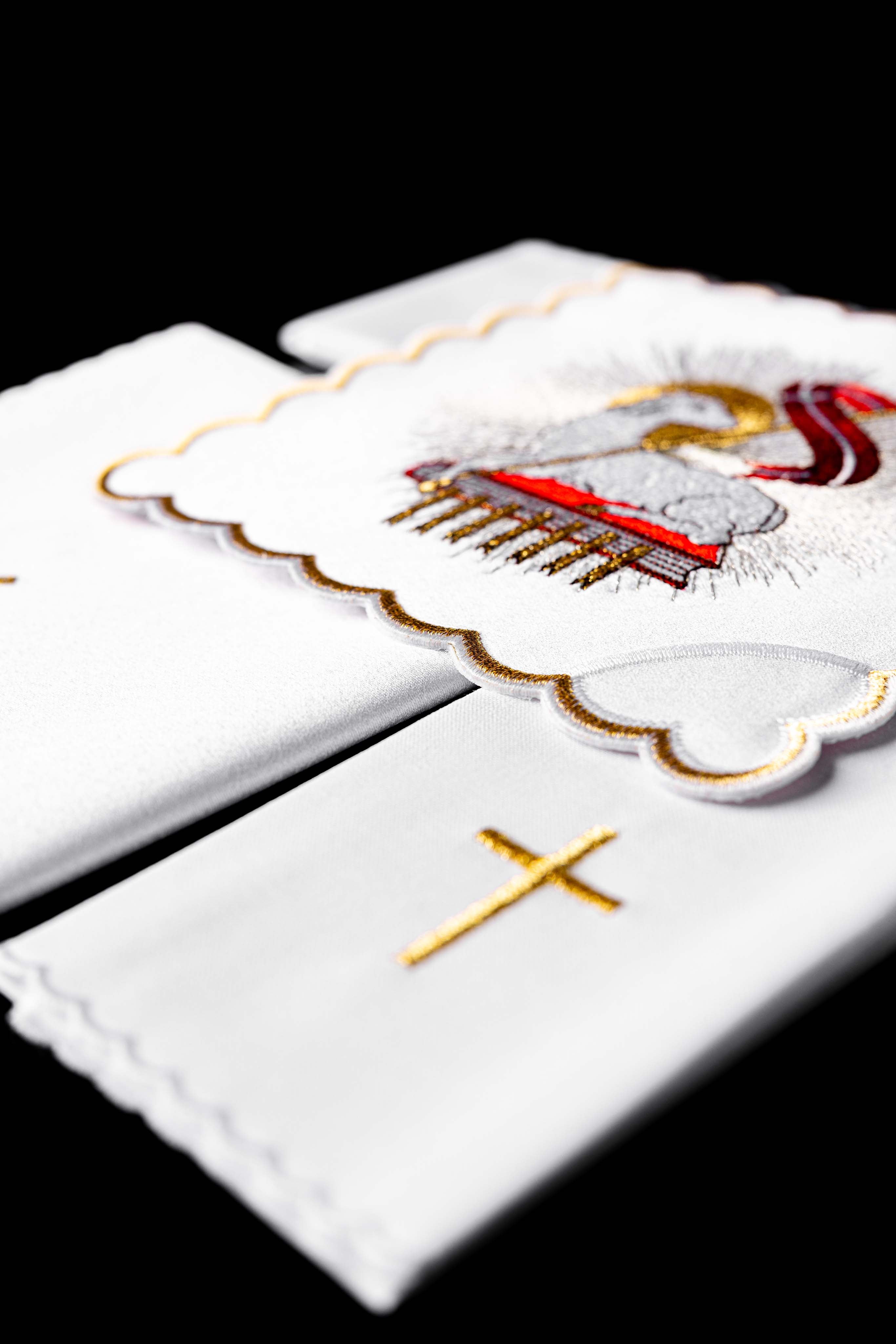 Conjunto de alfaias litúrgicas bordado Cordeiro de Deus