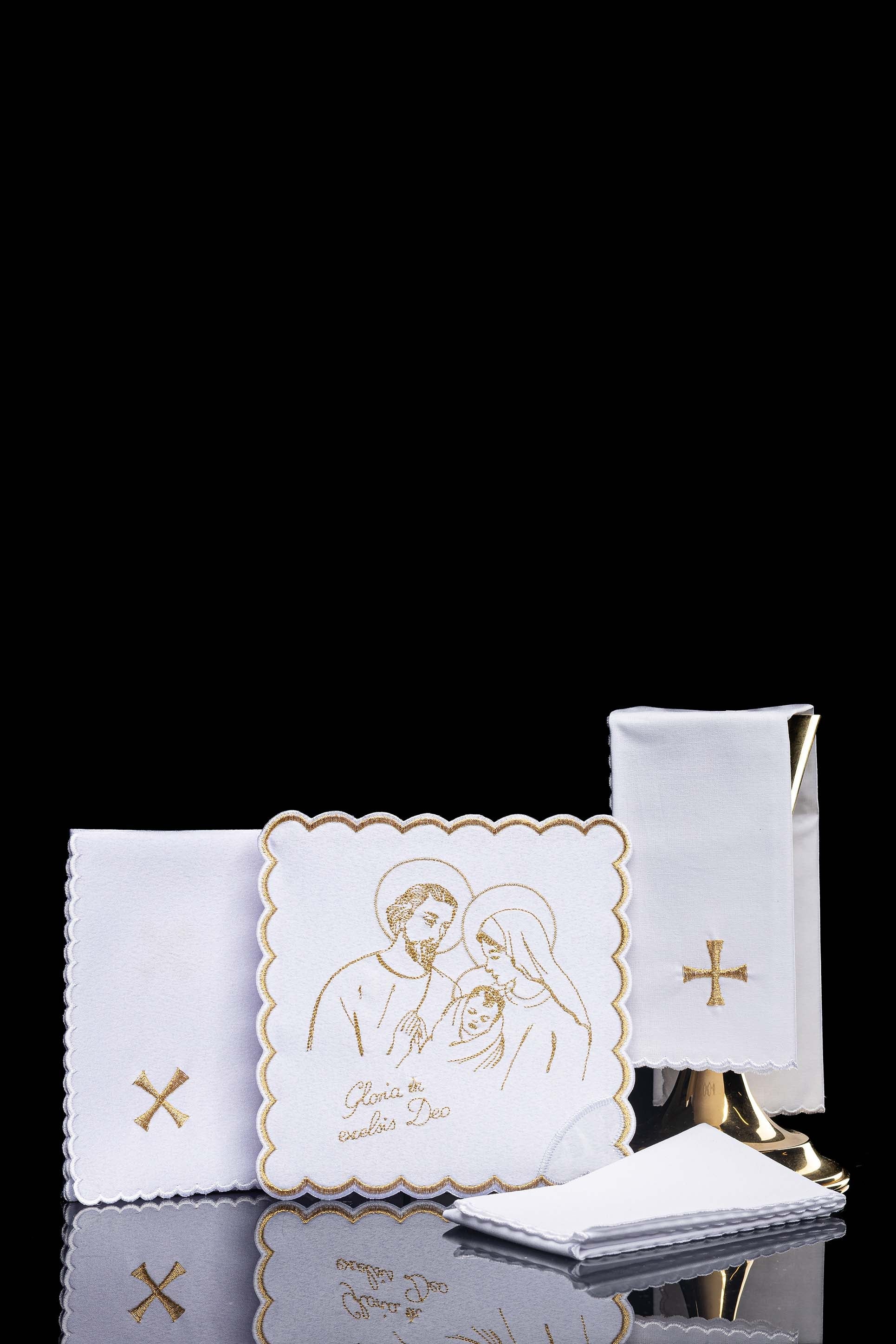 Conjunto de alfaias litúrgicas branco para o Natal com bordado dourado da Sagrada Família