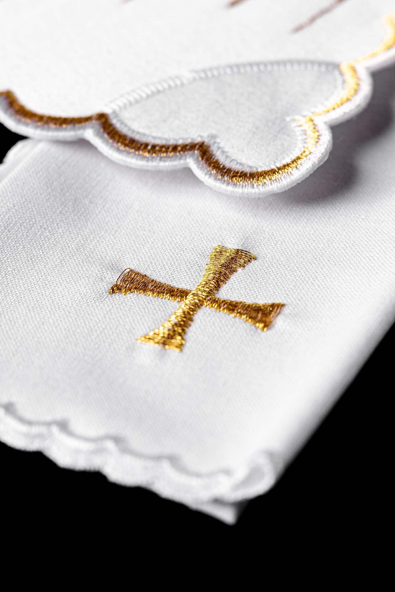 Conjunto de alfaias litúrgicas branco para o Natal com bordado dourado da Sagrada Família