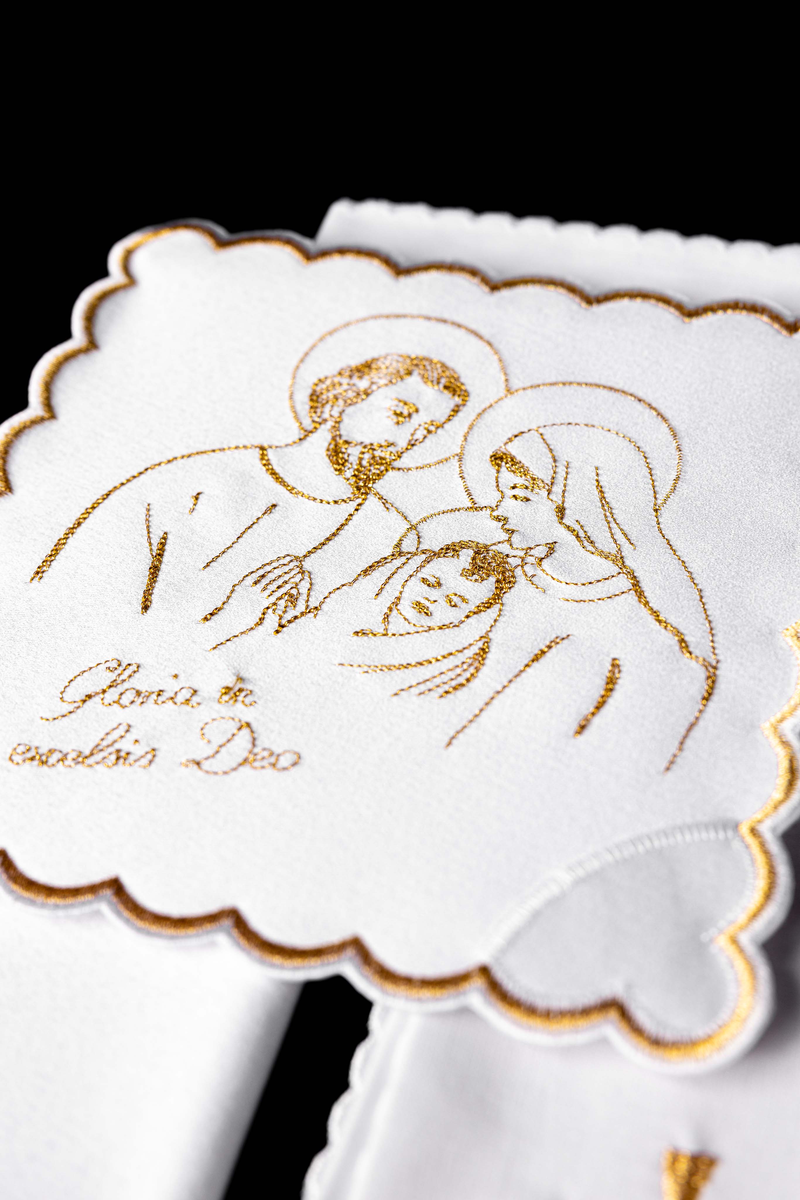 Conjunto de alfaias litúrgicas branco para o Natal com bordado dourado da Sagrada Família