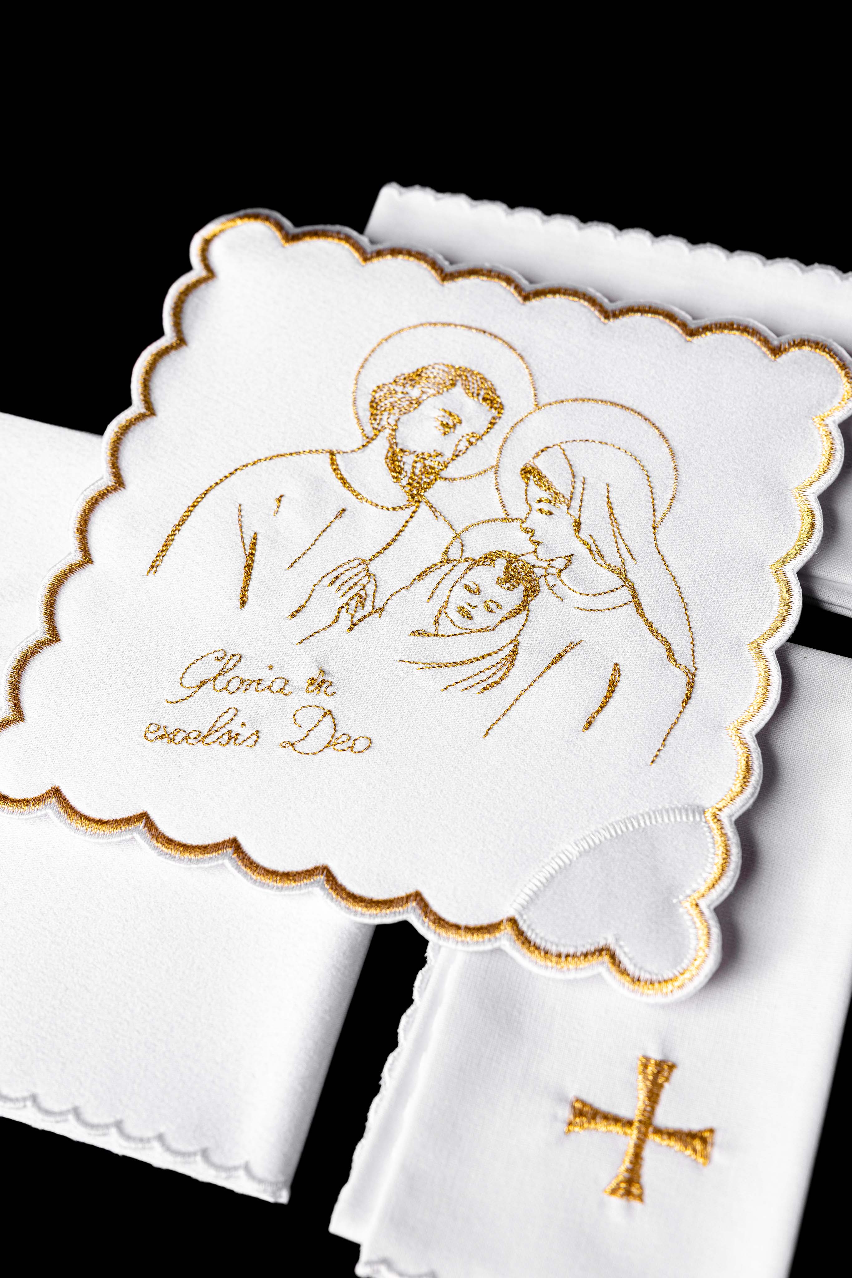 Conjunto de alfaias litúrgicas branco para o Natal com bordado dourado da Sagrada Família